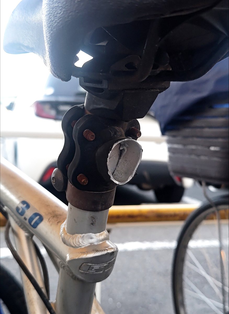 macoto1978's tweet photo. 最近いいこともありました。盗難にあった自転車が戻りました🚲️
防犯登録のお陰で、放置自転車として保護されたそうです。
ほぼ原型を留めていてくれたのが嬉しい。屑鉄として溶かされててもおかしくないと思ってたので🥲
鍵を巻いていた金属製の荷台のポストが切断されていた💦 https://t.co/dKY0YKKulV