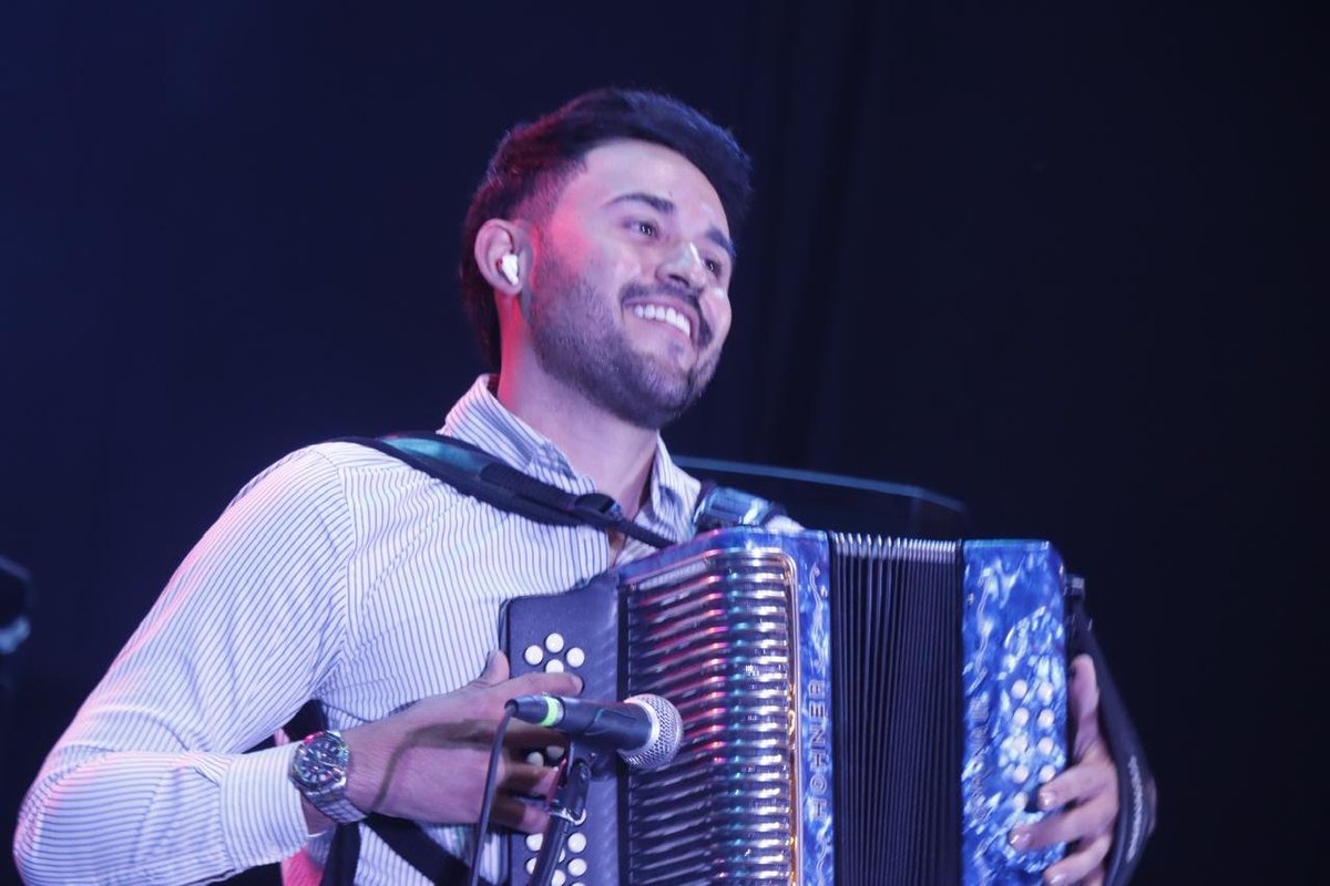 FNDCol's tweet photo. Desde La Guajira llegó a la Feria #ColombiaSonLasRegiones José Mario Bermúdez, quien puso a cantar y bailar a los asistentes con lo mejor del vallenato. 🎶 Su presentación llenó la tarima de alegría y del inconfundible sonido que identifica al Caribe colombiano. https://t.co/ttDyugShvh