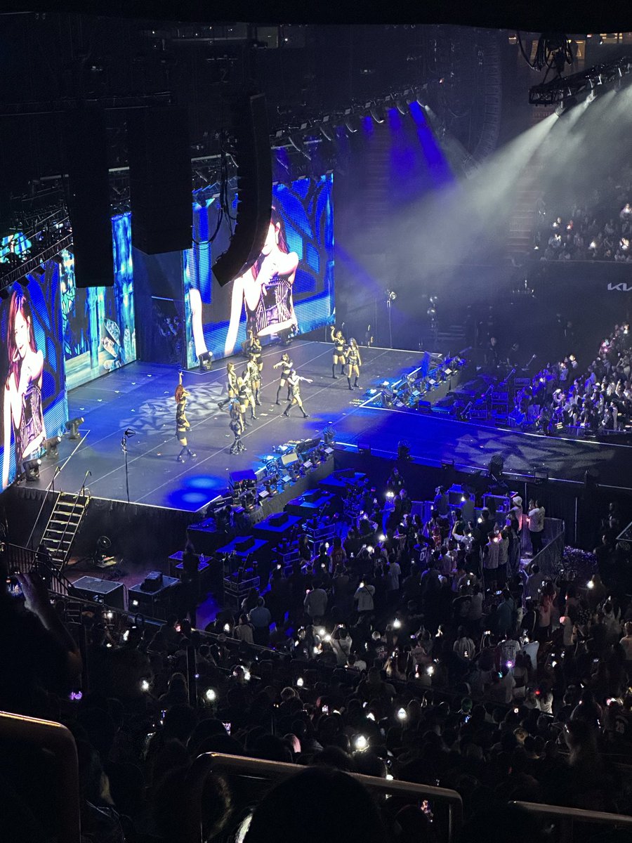 KobeSandersBase's tweet photo. Crowd pop at kpop concerts mog any NBA team, fairs https://t.co/xHQcAu3rS4
