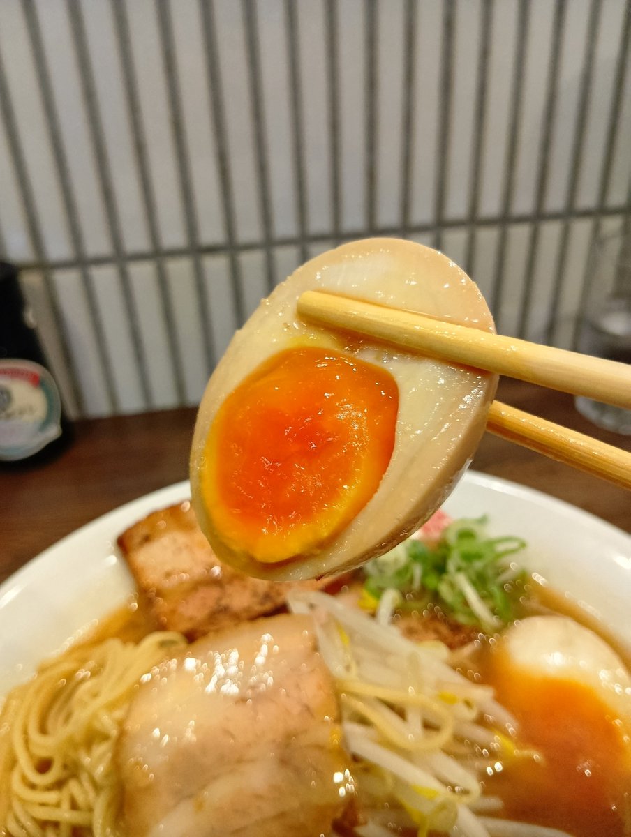 shuu_cat_train's tweet photo. 中華そば 村田商店
徳島県板野郡松茂町中喜来
中華そば 大
半熟味玉 チャーシュー入
#ラーメン
#中華そば

味とは関係ないけど、店の大将の実弟さんがとろサーモン村田さんなだけあって、芸人さんのサインが沢山飾ってあった https://t.co/9kMmIyRltt