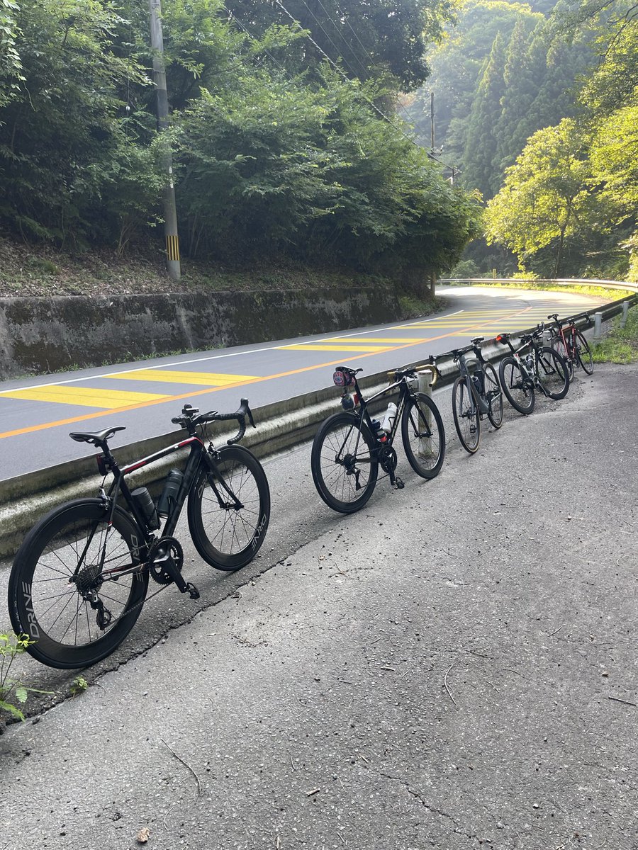 chara062's tweet photo. 朝5時にカンザキ集合。

本日は、ベックオンのトキトウさんと#8のメンバーでドボンライド！来週日曜日に開催されるベックオンライドの試走を兼ねて、ドボンポイントの下見に行ってきました。

まずはカンザキで先生と合流。……あと2人は？

危うく無駄足になるところでした😅

続いて箕面駅へ向かい、そこで全員集合。集合写真を撮ってから、いよいよ箕面の山へアタック！

「各々のペースで」と言っていたものの、みんな速すぎる…。
途中であっさり千切られました😭

それでも平坦区間は一生懸命踏み続け、なんとか自己ベストを更新！
まだまだみんなには敵いませんが、少しずつ成長は感じられました。

山を下ってからは、トキトウさんがTTバイクで鬼引き！
ものすごいスピードで巡航できて、めちゃくちゃ気持ち良かったです😆

目的地の川に到着すると、みんなで降りられそうな場所を散策。ちょうど良いポイントを見つけて、待ちに待ったドボン！

真夏のライド後の川は最高でした👍

リーダーのバディオは、なんと肩まで浸かって大はしゃぎ（笑）。

しっかりクールダウンしたあとは、来た道を戻ります。

帰りの緩やかな登りでは、自分が先頭を引くことに。最後まで粘ろうと頑張りましたが、頂上目前でトキトウさんと先生にスッと抜かれてしまいました。

まだまだ練習不足ですね😭

それでも、自分より速い人たちと一緒に走ると学ぶことばかり。実力差をはっきり見せつけられるからこそ、「もっと速くなりたい」という気持ちになります。

次に一緒に走る時は、少しでも成長した姿を見せられるように、また練習を積み重ねていきます！💪🚴

#FOCUS #イザルコマックス #シマノ #デュラエース #サイクリング #ロードバイク  #ダイエット #筋トレ #ボディーメイク #減量 #美容 #健康