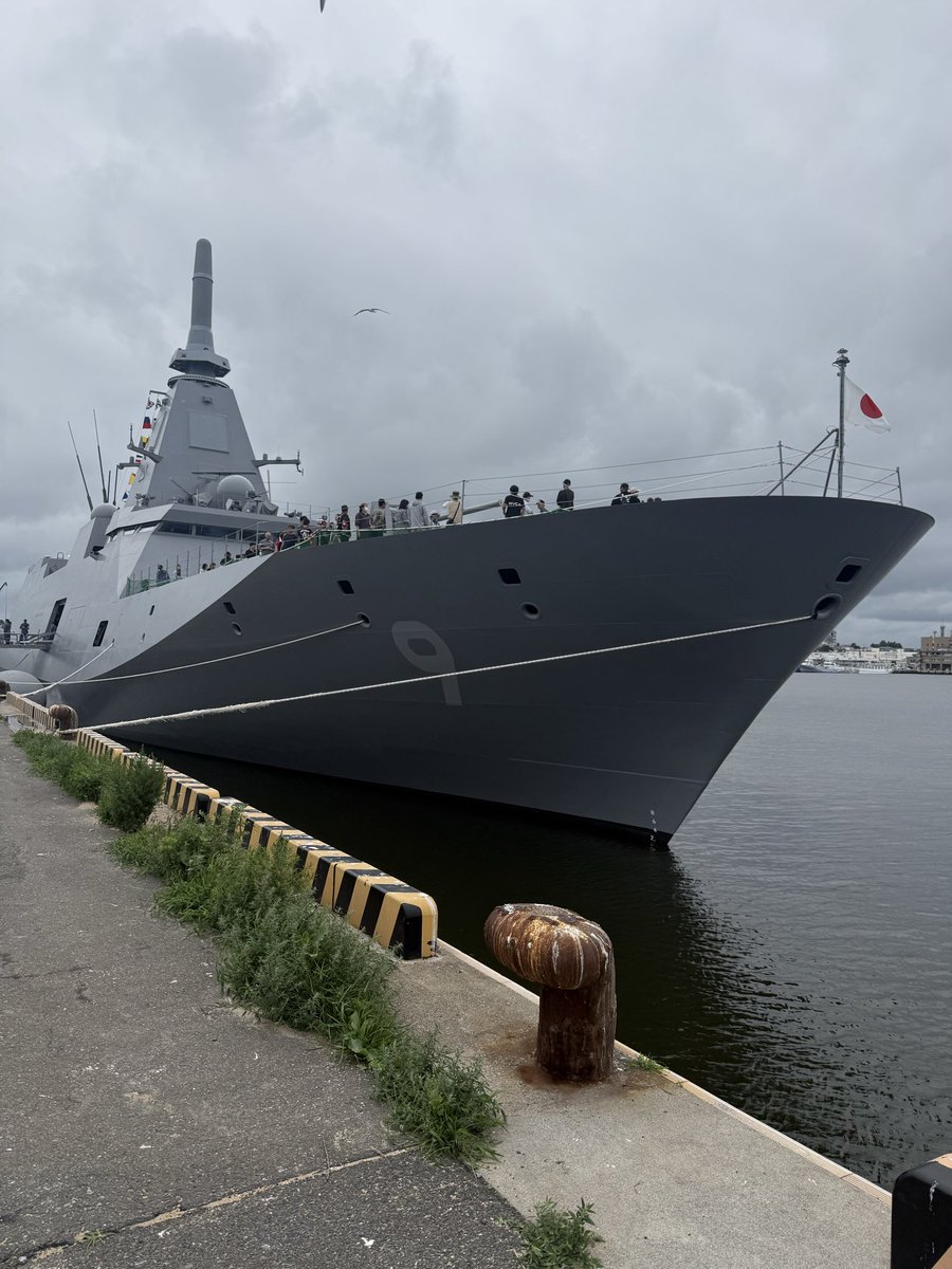 CUSMONASHI's tweet photo. 隠れ自衛隊ファンのワイ、近所の埠頭で新型護衛艦なとりの見学会やってたので会社抜けて行ってきました（自主出勤なので、サボリではないよ）
リアルヘルム砲も見れたしとてもいい経験ができてご機嫌😆
今日はチャンアリ負けても笑って許しちゃう https://t.co/Wh00JM2bEB