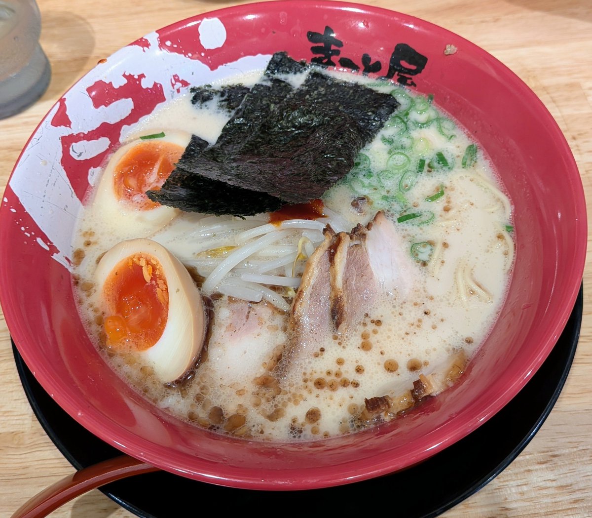 makototabuchi's tweet photo. お昼ごはんは全のせ牛白湯ラーメン！美味しかったです♪ご馳走さまでした〜 https://t.co/O27DnxaFlK