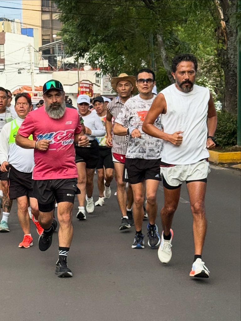 alfredoestrella's tweet photo. ¡La única prioridad fue alcanzar al Norteño! 🏃♂️Recompensa: #TortaDeMole y una #chela. ¿Quién se une a la siguiente carrera? Pero ahora con ¡¡#RockEnVivo!! #CorriendoPorUnTaco 💪💪 https://t.co/1wdlSHE9p3