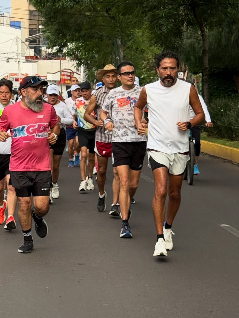 alfredoestrella's tweet photo. ¡La única prioridad fue alcanzar al Norteño! 🏃♂️Recompensa: #TortaDeMole y una #chela. ¿Quién se une a la siguiente carrera? Pero ahora con ¡¡#RockEnVivo!! #CorriendoPorUnTaco 💪💪 https://t.co/1wdlSHE9p3