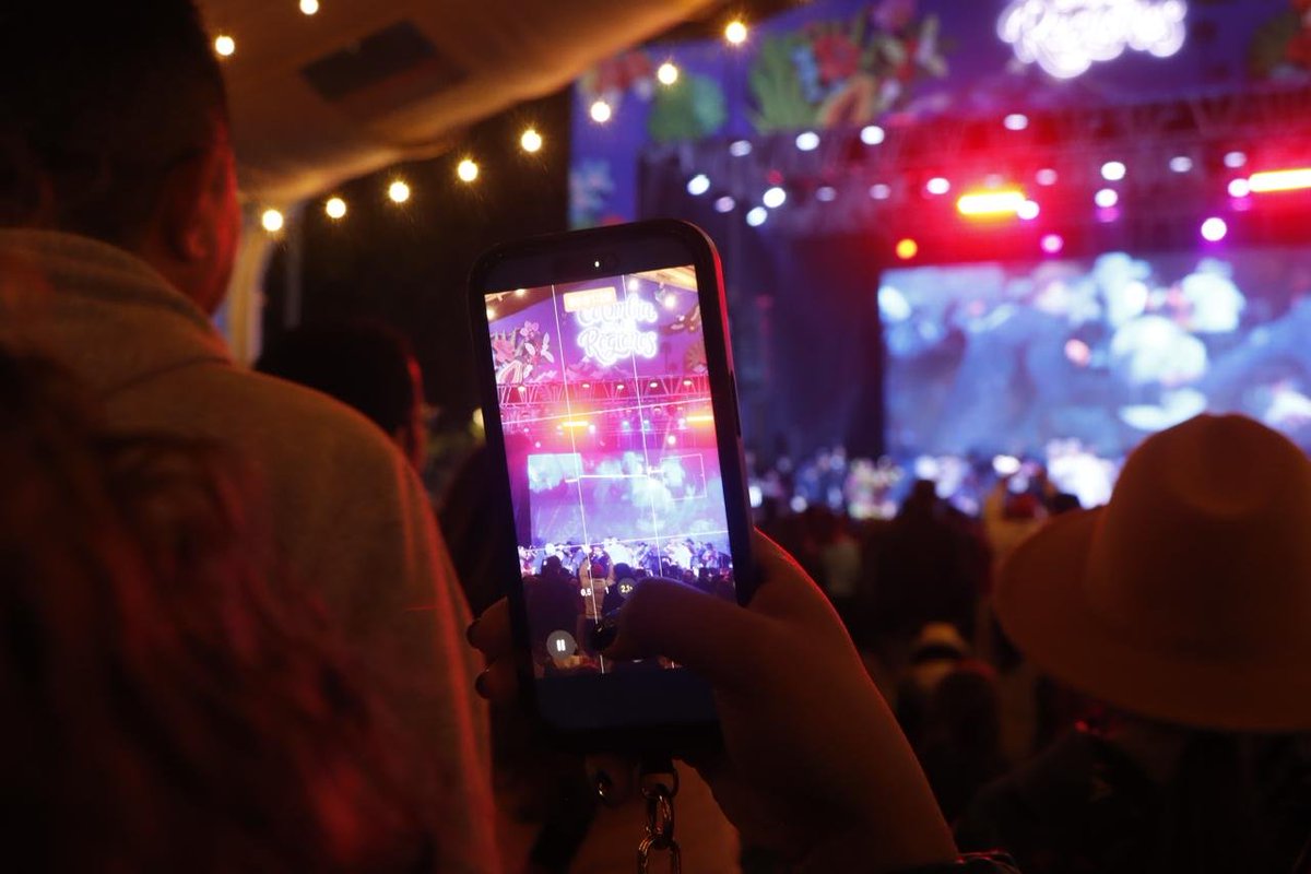 FNDCol's tweet photo. Desde La Guajira llegó a la Feria #ColombiaSonLasRegiones José Mario Bermúdez, quien puso a cantar y bailar a los asistentes con lo mejor del vallenato. 🎶 Su presentación llenó la tarima de alegría y del inconfundible sonido que identifica al Caribe colombiano. https://t.co/ttDyugShvh