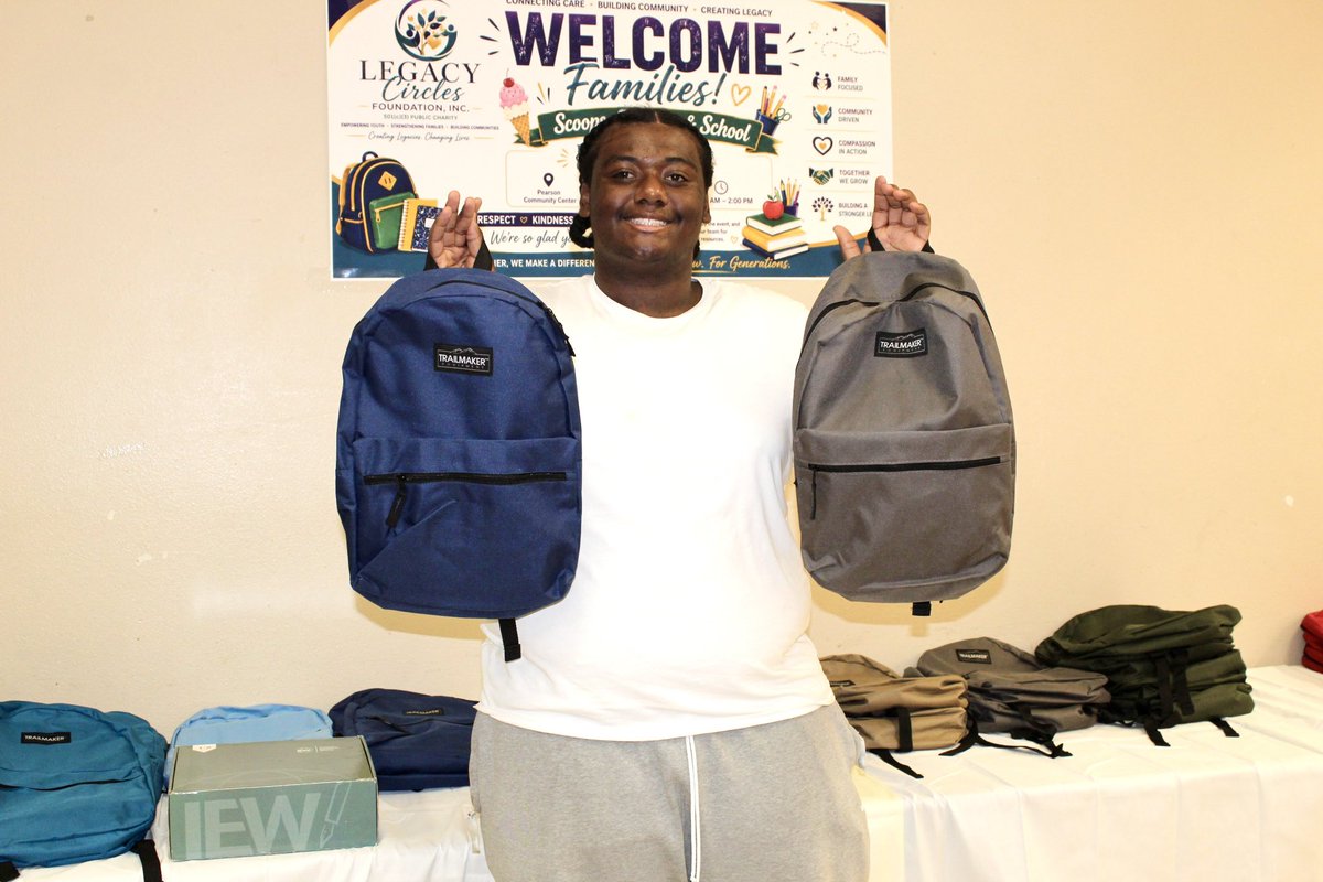 hale_uso2's tweet photo. Had an amazing day passing out backpacks and school supplies to the community. Very thankful for the legacy circle’s foundation for inviting me❤️📚🎒 https://t.co/7HvCSbpwj0