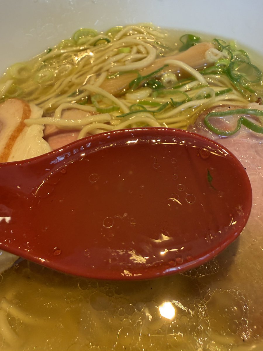 symoyan's tweet photo. 今日のラーメン
麺屋 翔 新宿
軍鶏チャーシュー塩ラーメン

めっちゃ美味しかった！
塩スープ旨っ。 https://t.co/s2a9RcW4HT