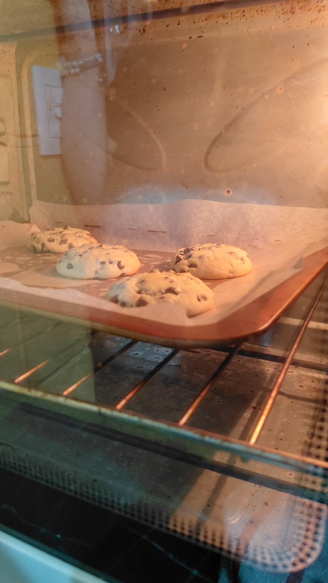 omuricefuma's tweet photo. I feel like shit so I decided to bake cookies 

#lunébakes https://t.co/JOeihMP3Xx