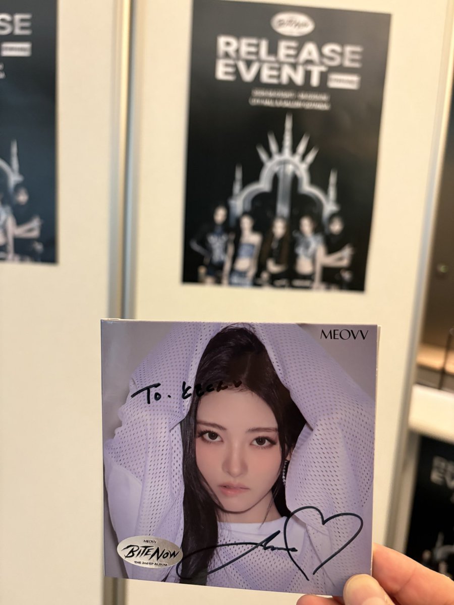ARATA1310215's tweet photo. アンナさんサイン会に参加しました。お顔が小さくて美しすくてヤバすぎた。おじさんなのに緊張して吹っ飛びました。。#meovv https://t.co/xDosfZt6LC