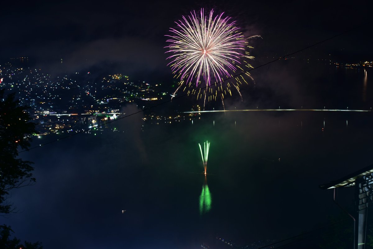fujikyurailway's tweet photo. 河口湖湖上祭のご観覧は上からがおススメ！富士山パノラマロープウェイの夜間営業をぜひご利用ください🚡
湖全体と花火を同時に見渡せるのはここだけです！
ロープウェイは20：30まで営業しております！
電車とロープウェイのお得なセット券もございますので、ぜひご利用ください🎆
詳細は↓↓↓ https://t.co/JzktAFxR5Y