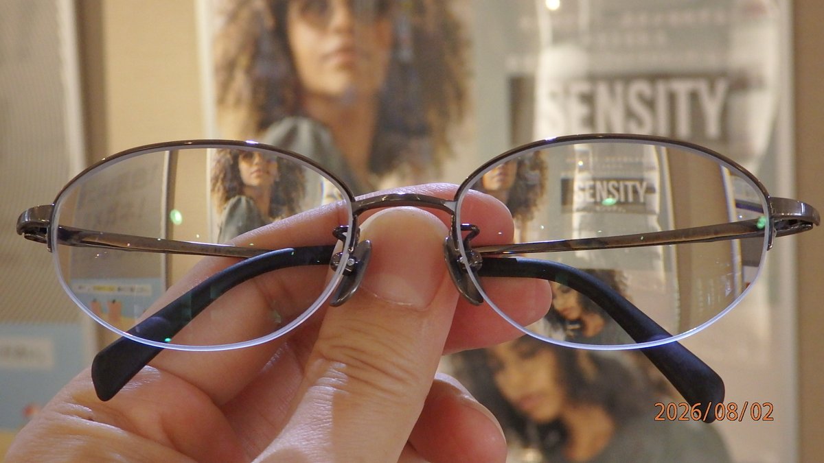 sato_opticians's tweet photo. こんにちは☀日曜日の本日も、午後5時まで通常通り営業中です。皆さまのご来店をお待ちしております。

お客さまからご注文頂きました、「調光メガネレンズ」が出来上がってきたので、早速枠入れ加工をいたしました。
室内ではいたって普通のメガネ、でも屋外の太陽の下に出ると、どんどん色が濃くなってあっという間にサングラスに変身！まぶしい日差しと紫外線から、大切な目を保護する優れものです。
当店ではテストレンズで実際の色付きを確認して頂くことができます。ぜひ、お気軽にご相談下さいませ。