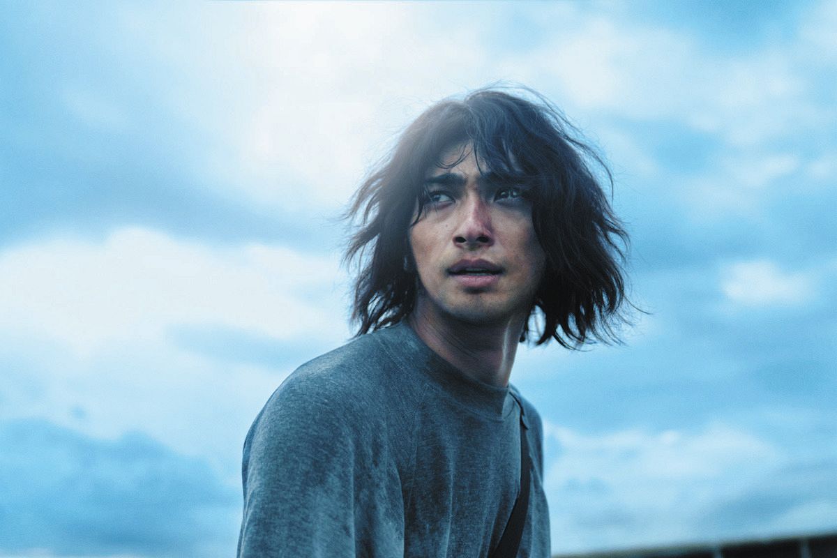 PopVerseMix's tweet photo. 🎬✨横浜流星は、なぜ作品ごとに「別人」に見えるのか──。🔥
https://t.co/3yczfLUm3s

『正体』では逃亡を続ける鏑木慶一、『べらぼう～蔦重栄華乃夢噺～』では情熱あふれる蔦屋重三郎、そして『国宝』では葛藤を抱える大垣俊介。

役ごとに声や立ち姿、空気感まで変わる理由を、近年の代表作を振り返りながら徹底考察しました👀🔥

次に挑む『LOST10』では、GP帯連続ドラマ初の単独主演として刑事・小駒役へ🎭
これまで積み重ねてきた経験が、新たな人物像にどう生かされるのかにも注目です✨

「役を演じる」のではなく、「その人物の人生を生きる」ような横浜流星の魅力を、ぜひ記事でチェックしてください📖💜

#横浜流星 #LOST10 #国宝 #正体 #べらぼう #俳優 #ドラマ #映画 #エンタメ #ポプバ