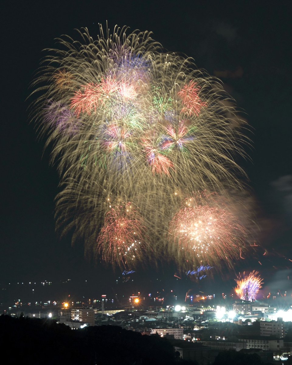 daisukewater's tweet photo. 三津浜花火大会。
花火の向こうの瀬戸内海と興居島も分かる様に撮りたかったんだけどなかなか難しい。
ただ花火自体は概ねイメージ通り撮影出来たので良しとするかな。
愛媛県松山市にて。

#花火
#花火大会
#fireworks
#三津浜花火
#比較明合成 https://t.co/0dgMkxe8vZ