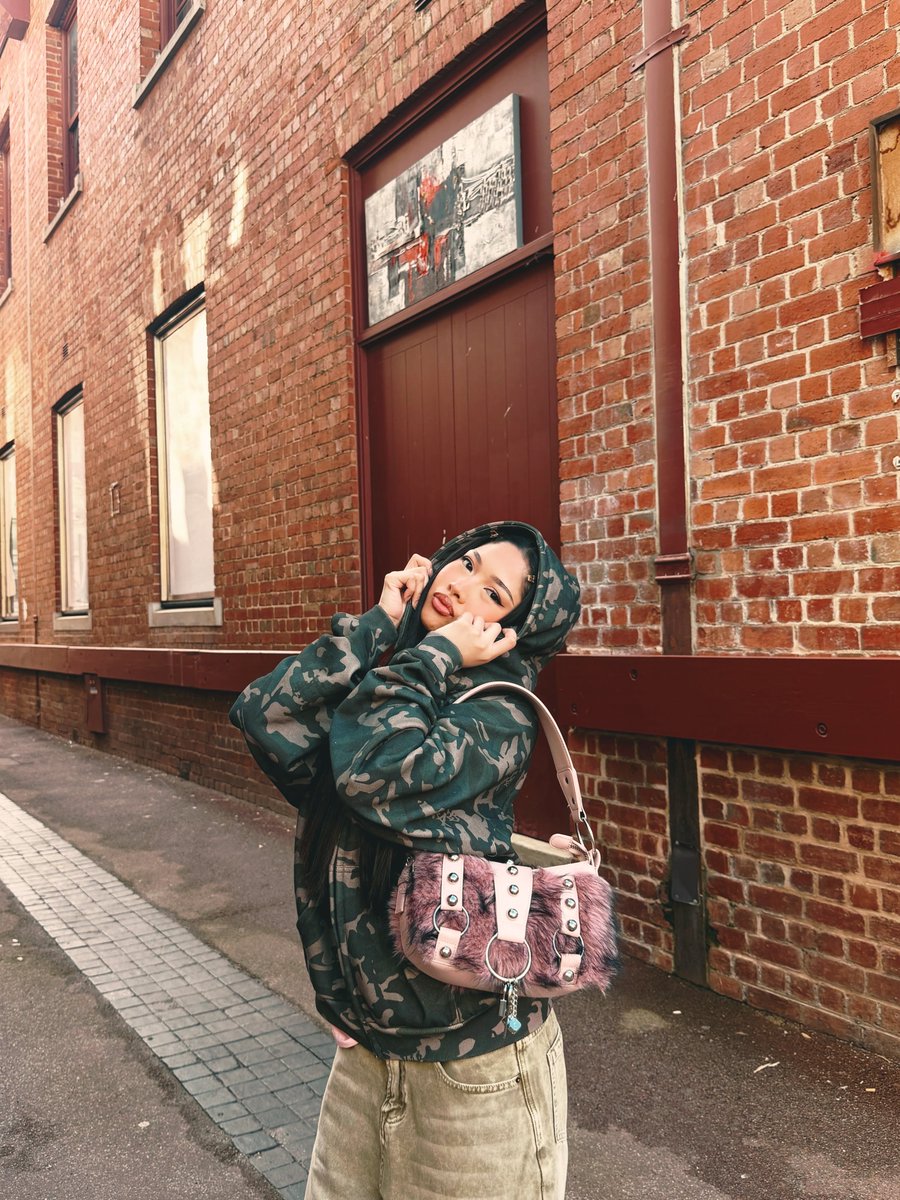 jasmanrk's tweet photo. ✦ Jasmine Anurak — 23.
designer de joias | 🇹🇭 | ooc. +18

"algumas histórias merecem ser eternizadas."

⟡ disponível para plots: família • amizades • coworkers • romances • rivalidades • conexões inesperadas.
⟡ safada mas procuro conexões 

♡ dê fav ou chame na dm. https://t.co/gShTeaQODy