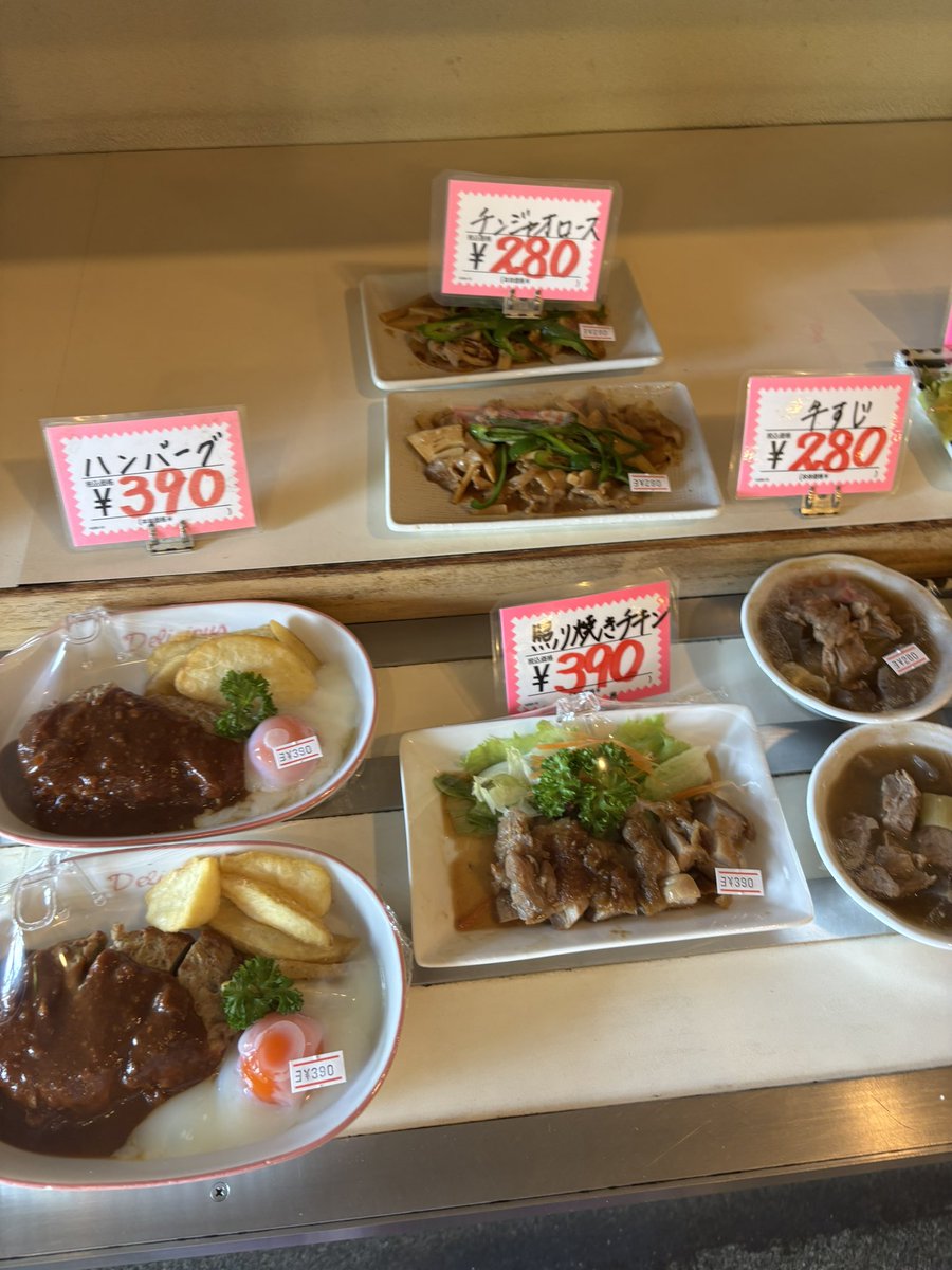 yaaaya3's tweet photo. 船堀の百味家。何種類ものおかずから食べたいもの選んで、自分だけの定食が作れる。今日の気分は明太白滝と筑前煮と白ごはんをチョイス。ピリ辛明太最高。10時から開いて食堂利用はもちろん、この最高おかずをおつまみにして飲酒可。明瞭会計すぎて好き🫶わいわい好きなもの頼んで昼飲みしたい🍺 https://t.co/CmoaFnpAMq