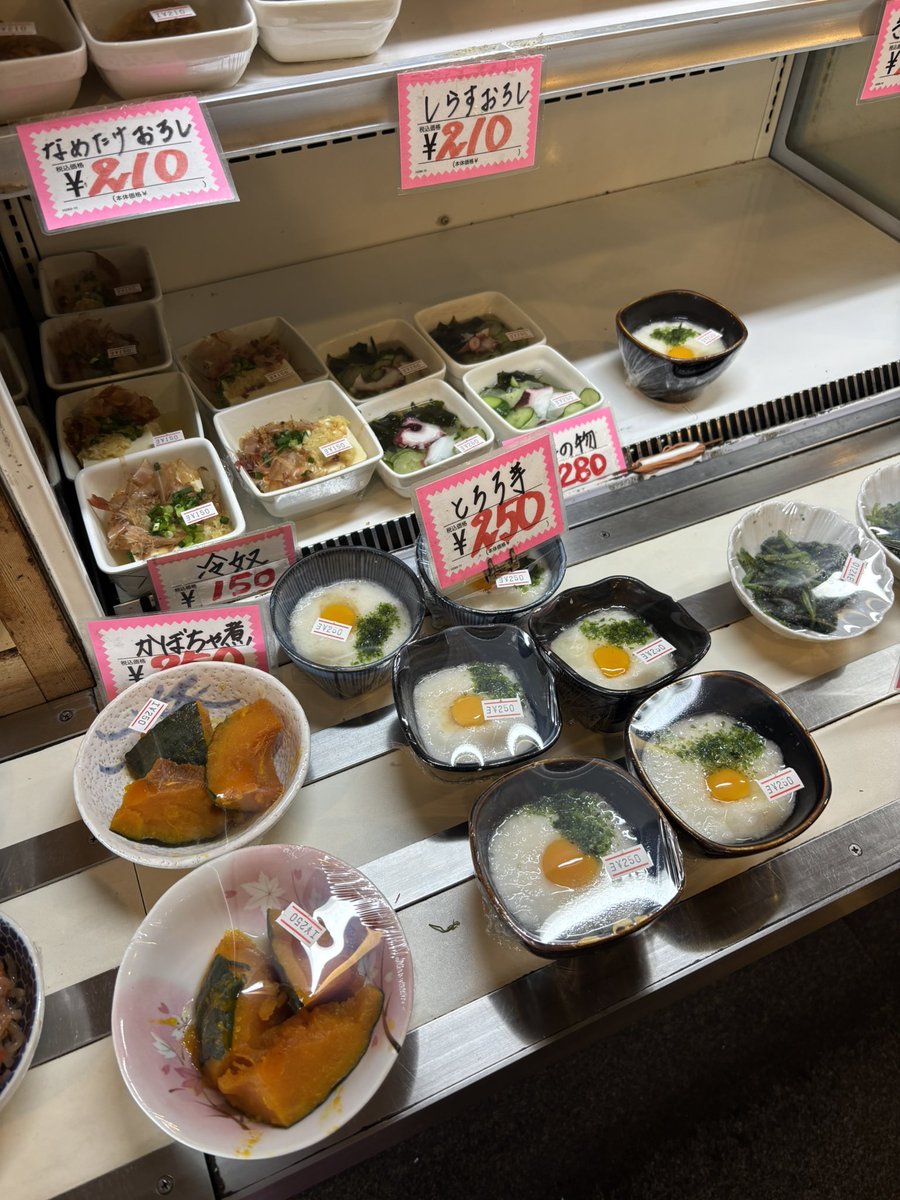 yaaaya3's tweet photo. 船堀の百味家。何種類ものおかずから食べたいもの選んで、自分だけの定食が作れる。今日の気分は明太白滝と筑前煮と白ごはんをチョイス。ピリ辛明太最高。10時から開いて食堂利用はもちろん、この最高おかずをおつまみにして飲酒可。明瞭会計すぎて好き🫶わいわい好きなもの頼んで昼飲みしたい🍺 https://t.co/CmoaFnpAMq