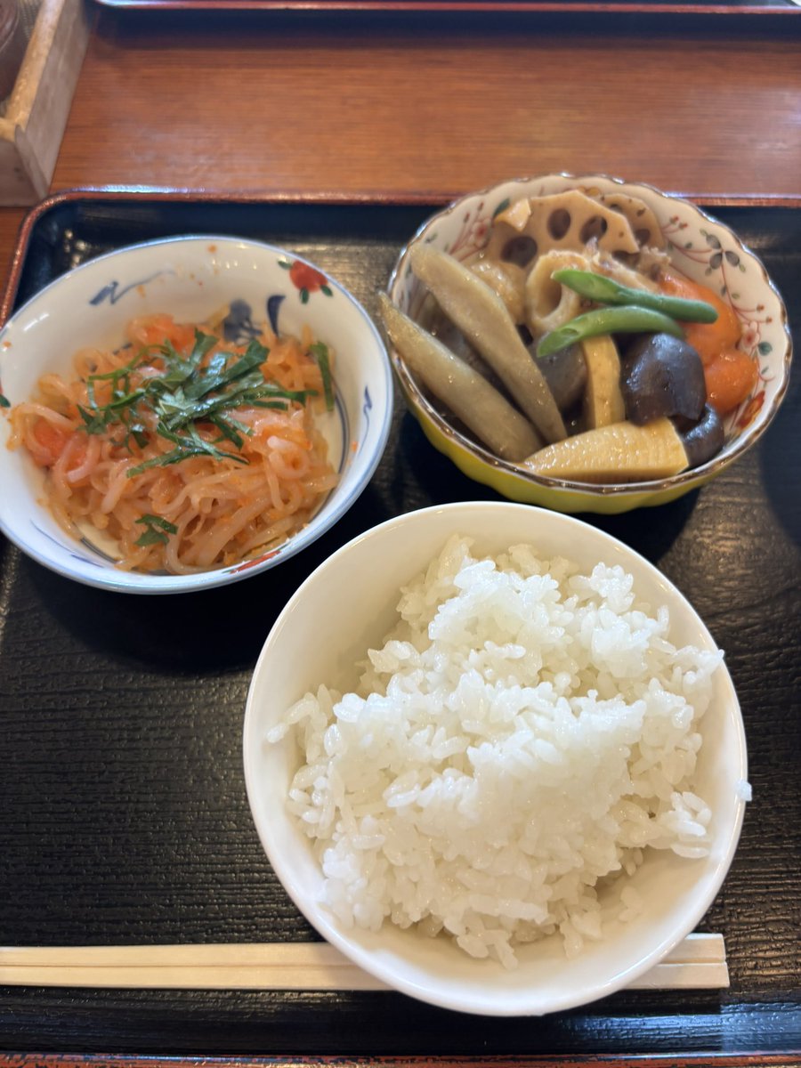 yaaaya3's tweet photo. 船堀の百味家。何種類ものおかずから食べたいもの選んで、自分だけの定食が作れる。今日の気分は明太白滝と筑前煮と白ごはんをチョイス。ピリ辛明太最高。10時から開いて食堂利用はもちろん、この最高おかずをおつまみにして飲酒可。明瞭会計すぎて好き🫶わいわい好きなもの頼んで昼飲みしたい🍺 https://t.co/CmoaFnpAMq