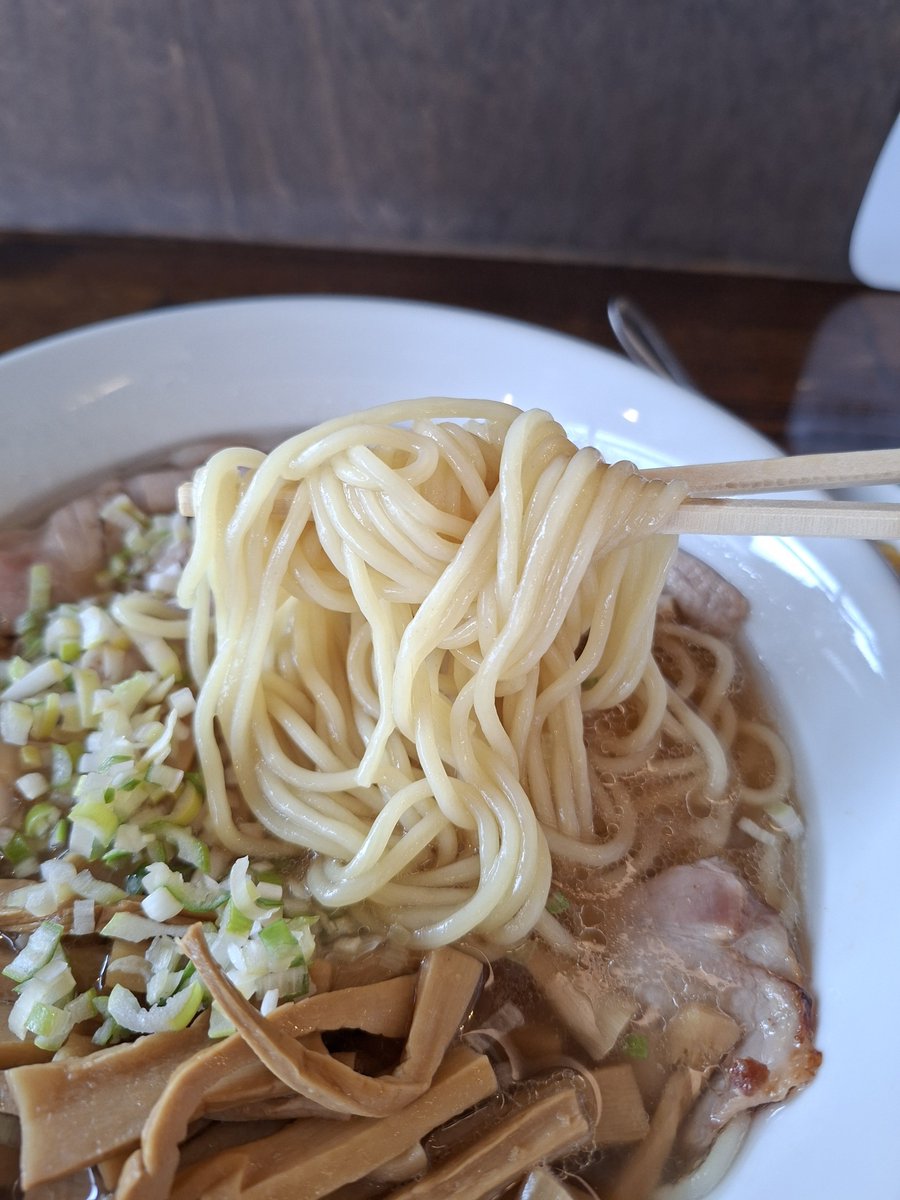 syonunun_un's tweet photo. 新潟市 オレたちのラーメン ちょび吉2。エモ中華そば 1000円 タマゴ 150円→100円 チャーシュー丼 390円。モン吉が臨休の為ちょび吉へGO😉💕ラーメンランドの時に提供していた限定ですね😘💕ちゃん系ぽくもありエモくてメロくてチルくて美味～😋✨️来週から冷やし中華が始動するそうですよ( ´∀`)ノ💯 https://t.co/BpNq6vxsaD