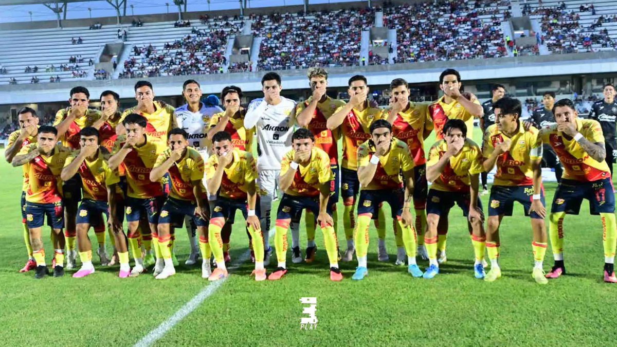 EcosDelQuinceo's tweet photo. ¡BRAVO 👏 MORELIA! 🔴🟡
¡SE SILENCIAN 🫢🚫

Protestó @C_A_Morelia 🐤 previo al encuentro ante #PiratasFC debido a la desaparición del Ascenso. Se tapan la boca como respuesta a la amenaza de multa por protestar por parte de la #FMF. https://t.co/7OQxr99ywR