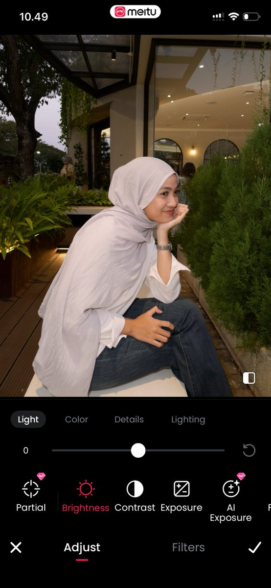 markleesaurs's tweet photo. Rame bgt banyak yang minta tutor, here is quick tutorial yaa✨🪄

Disclaimer : effect yang aku pake premium, bagi pengguna baru bisa try on dulu 7 hari gratis!!

- langsung saja ke photo > effecf
- pencet ricoh yang ada bintangnya
- sesuaiin sama yang kalian mau biasanya aku antara 35-58% ini tergantung foto asli sama seberapa pengen kalian pakein effectnya (aku pribadi gasuka terlalu kuning jadi biasanya di 35-39 ajaa)
- lanjut ke adjust ini biasanya buat nerangin sekitar foto atau buat mempertajam (yang aku pake biasanya brightness, contrass, highlight, shadow, enhancer kalo fotonya kurang hd)

Cont—