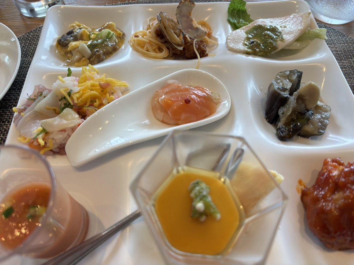 ash0519lynx's tweet photo. #アシュキッチン
 ホテルでビュッフェ😋 https://t.co/oCYYzWzObG