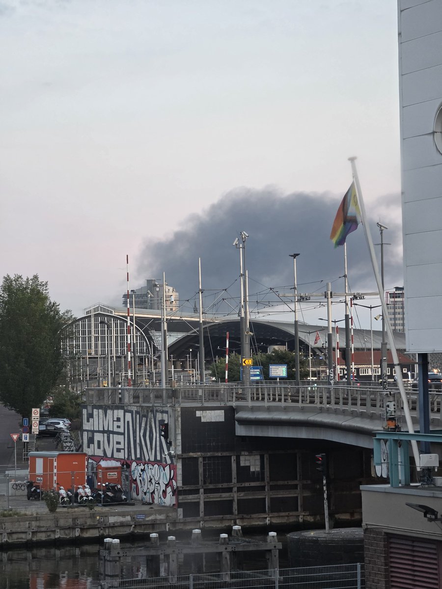 Grote brand bij 't Landje in Westpoort