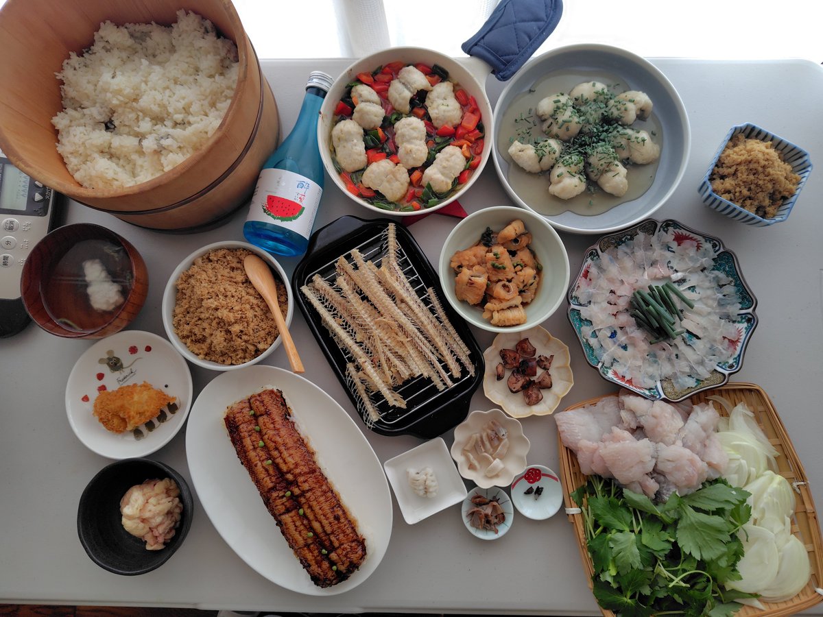 u_amour's tweet photo. 昨日は真知子センセイ(@machico_gogo )の鱧丸ごと食べ尽くしの会に参加してきました🐟️
今回で3回目(…多分💦)ですが…毎回美味しい鱧料理がたくさん食べられてシアワセな会です🤗💙
ずっと禁酒してたけど解禁しちゃったー🍶🍉
真知子センセイとご一緒してくださった皆様Thanks😋🎶

#鱧会 https://t.co/k6aNTiUCXZ