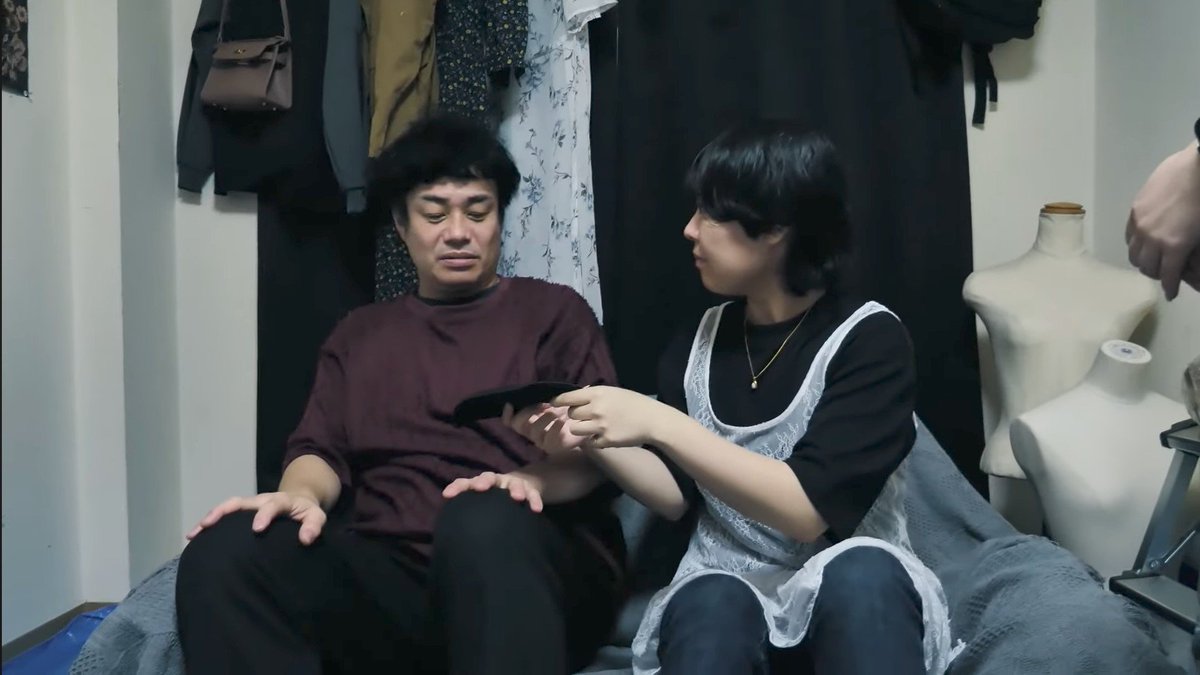 kichigaihakase's tweet photo. 15分ほどのフェイクドキュメンタリー系の短編ホラー『ヒトコワ : 人間椅子』をYouTubeで鑑賞。かなりエグいです..."特別な素材"を使って椅��を作る職人と依頼主の女性に密着取材、やけにテンションの高い依頼主の狂気にも嫌な怖さを感じますが、腹の底が見えない職人の淡々とした雰囲気にも寒気が...

制作過程として映るエグい描写はもちろん完成した椅子もあまり気持ちのよいビジュアルではなく、実際に存在しそうな仕事というのも相まってかなり不快感高めの作品でした。