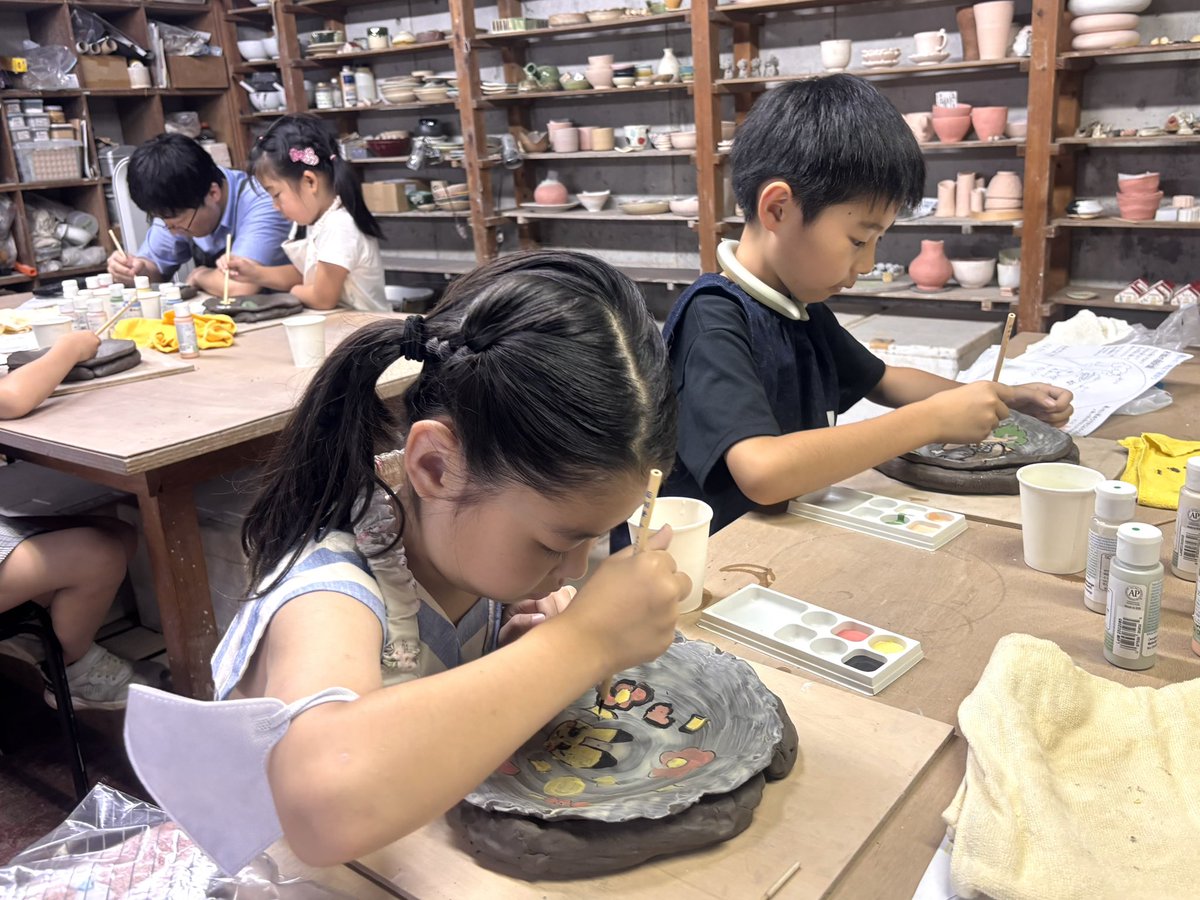 kunitachijk's tweet photo. 夏休みだ！粘土で遊ぼう

個性溢れる🌈カラフルなお皿がズラリ👏✨🎨

皆様元気😀にご参加いただいております💪

初日は定員8名のところ11名様をお迎えしての超満員スタートでした！🙏✨

明日はラスト🎶

夏休みの自由研究・宿題にも今ならまだ間に合います！

ご予約は↓
💻 https://t.co/JinNmiCod3 https://t.co/iSyrEoFyo1