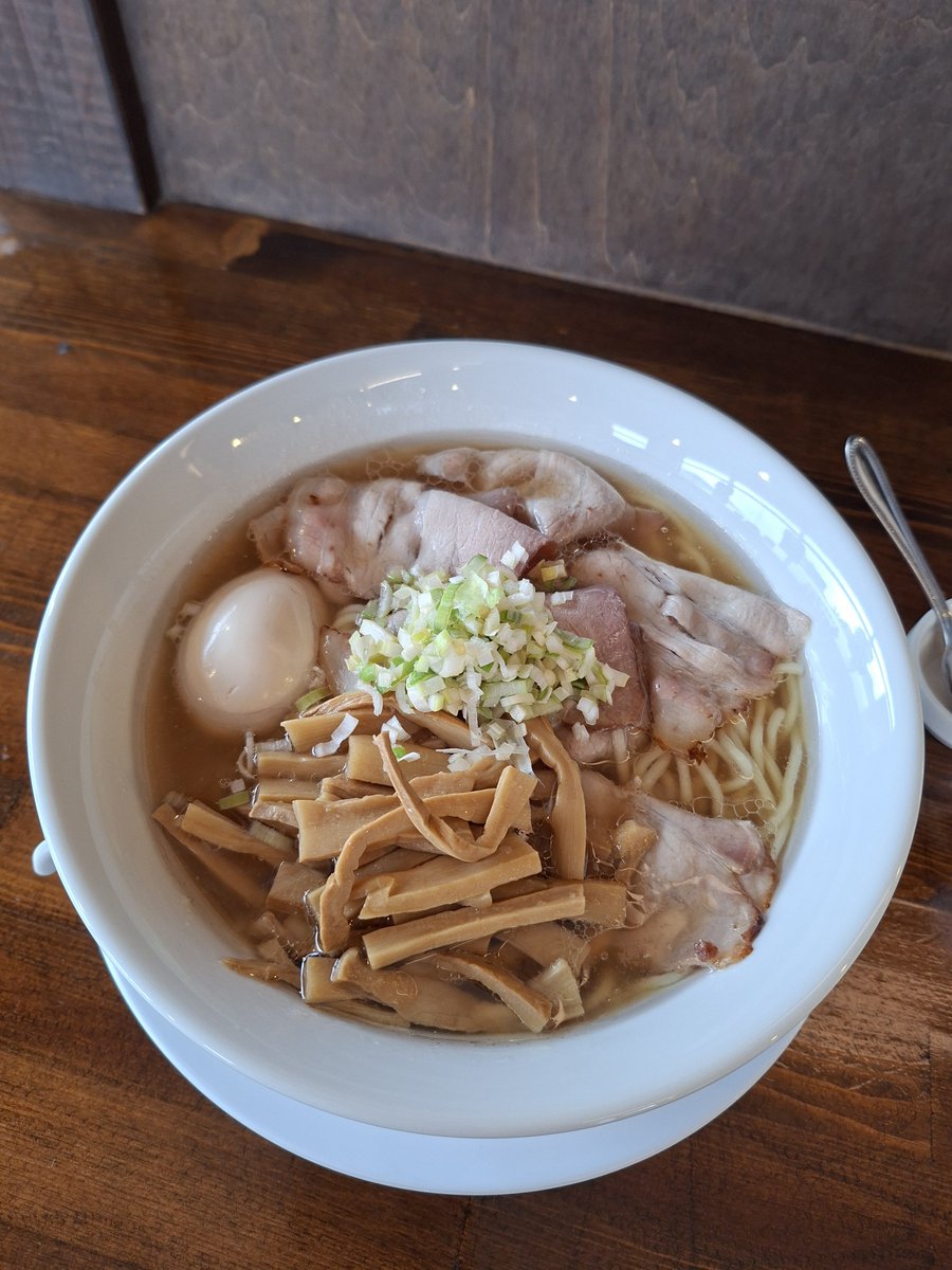 syonunun_un's tweet photo. 新潟市 オレたちのラーメン ちょび吉2。エモ中華そば 1000円 タマゴ 150円→100円 チャーシュー丼 390円。モン吉が臨休の為ちょび吉へGO😉💕ラーメンランドの時に提供していた限定ですね😘💕ちゃん系ぽくもありエモくてメロくてチルくて美味～😋✨️来週から冷やし中華が始動するそうですよ( ´∀`)ノ💯 https://t.co/BpNq6vxsaD