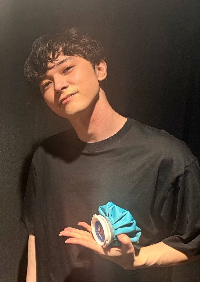 like_Cat___'s tweet photo. 삐죽삐죽 뻗은 꼬불꼬불한 머리며
눈에 띄게 풀려있는 눈이며
여러모로 자다 깬 느낌이 좋다고 말해(´∀｀)
#吉沢亮 https://t.co/oY6dNYULiX