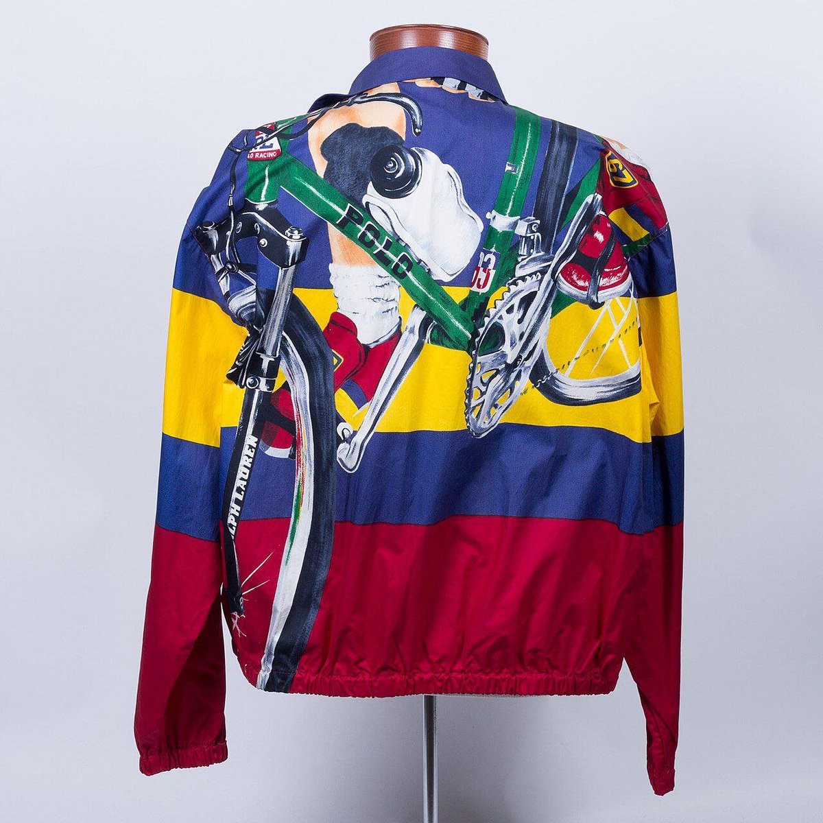 anvane8's tweet photo. @mygsdboy Es esta la  chaqueta que Tae llevaba y que tiene los colores de la bandera de Colombia tal cual 🇨🇴💜🎉 https://t.co/ank6Jo0Asu