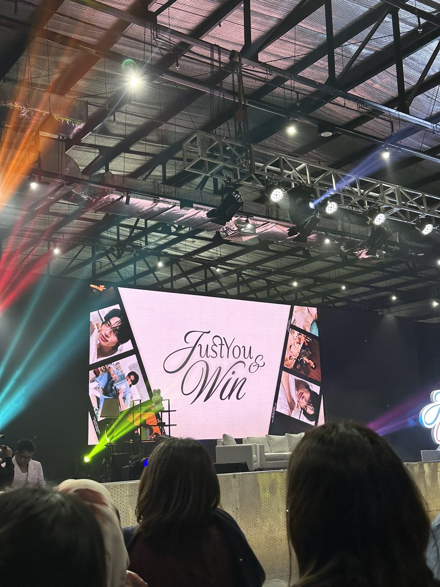 ginjalgadean's tweet photo. Stagenya fail banget!! jarak kejauhan, kurang tinggi dan di kasih baricade ?! jadi beli tiket diamond karna niat pengen deket dan liat jelas juga jaraknya jauh banget! win sampe nanya “kalian mau aku duduk apa berdiri ?” karna dia notice kita yang ga bisa liat dia jelas https://t.co/GKXMQAyL3M