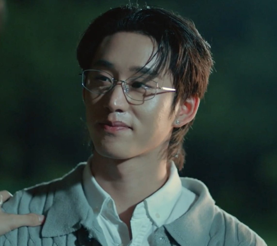 fafyfahara's tweet photo. #PeachAndMeSeriesFinalEP
Best scene ของนี่คือให้เลยฉากธีร์โมกข์บอกลากัน คือน้ำตาแตกเพราะไม่ได้เตรียมใจมาก่อนว่าจะซึ้งขนาดนี้😭 เห็นแล้วก้อดีใจแทนโมกข์เลยที่มีเพื่อนแท้ แล้วน้องเอสเองก้อคงสนิทกับปอนด์มากขึ้นด้วยเนอะ
My RomeMok คือบับฟรินมากก~ แม้จะไม่ได้เห็นฉากคุกเข่า (เพราะฉะนั้นใจเย็นหน่อยคุณโรมต่อได้เลยค่ะ🫣) แต่ได้เห็นโรมโมกข์เดินไปข้างหน้าต่อด้วยกัน ก้อhappy มากๆล่ะ

ถึงเวลาบอกลาคุณโมกข์…….
อยากขอบคุณการมีอยู่ของตัวละครคุณโมกข์มากๆ เพราะคุณทำให้เราตามหาพี่ฉลามเอส @EstRvp จนเจออีกครั้ง ทำให้เราเข้าด้อมไทยเป็นครั้งแรก และทำให้เราเป็นเวสตี้ คุณโมกข์ทำให้เราตกหลุมรักซ้ำๆทั้งนอกจอและในจอเลยนะ ถึงซีรี่ย์เรื่องนี้จะจบไปแล้ว แต่คุณโมกข์จะอยู่ในใจนี่ตลอดไป🫶🏻💙

#est_rvp #WilliamEst