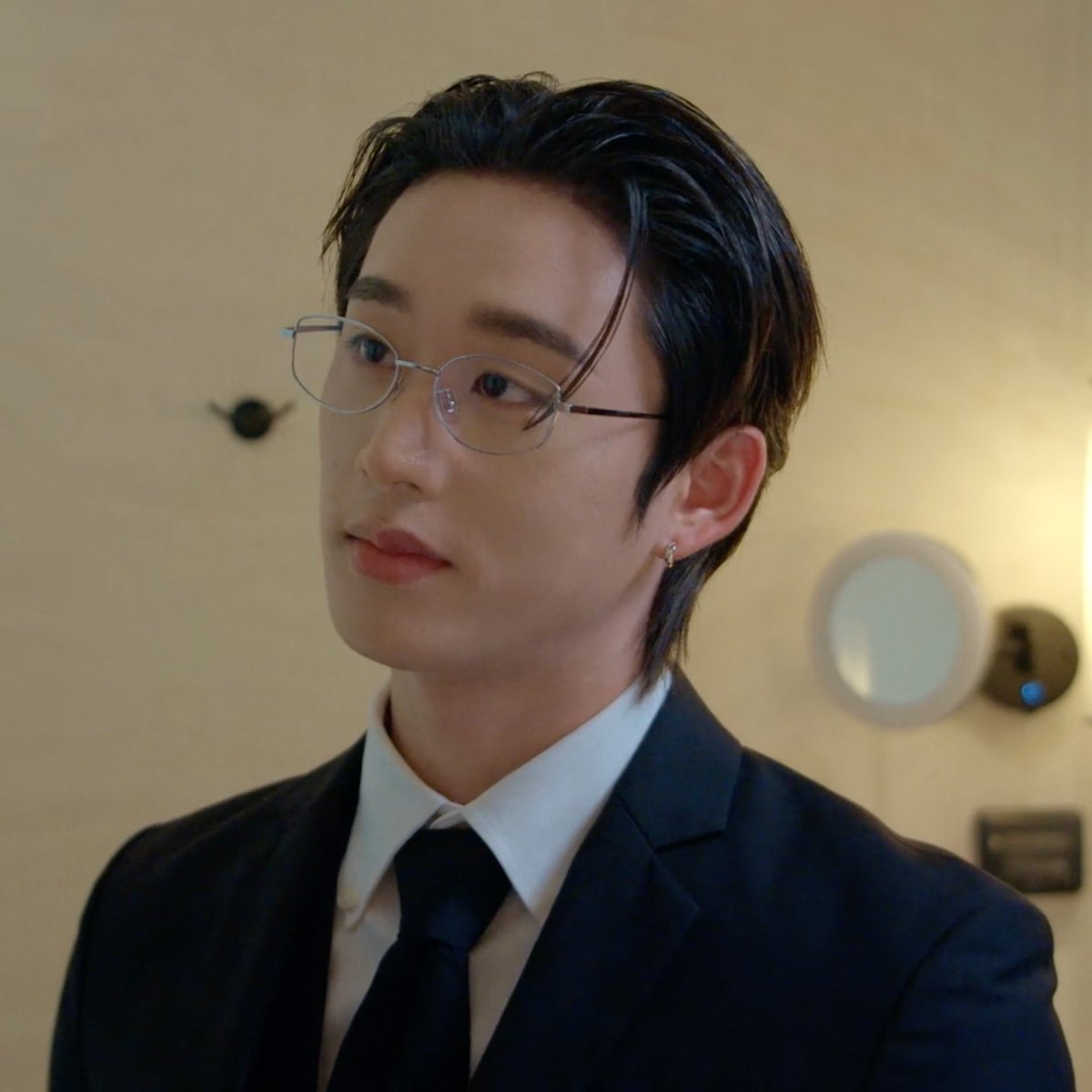 fafyfahara's tweet photo. #PeachAndMeSeriesFinalEP
Best scene ของนี่คือให้เลยฉากธีร์โมกข์บอกลากัน คือน้ำตาแตกเพราะไม่ได้เตรียมใจมาก่อนว่าจะซึ้งขนาดนี้😭 เห็นแล้วก้อดีใจแทนโมกข์เลยที่มีเพื่อนแท้ แล้วน้องเอสเองก้อคงสนิทกับปอนด์มากขึ้นด้วยเนอะ
My RomeMok คือบับฟรินมากก~ แม้จะไม่ได้เห็นฉากคุกเข่า (เพราะฉะนั้นใจเย็นหน่อยคุณโรมต่อได้เลยค่ะ🫣) แต่ได้เห็นโรมโมกข์เดินไปข้างหน้าต่อด้วยกัน ก้อhappy มากๆล่ะ

ถึงเวลาบอกลาคุณโมกข์…….
อยากขอบคุณการมีอยู่ของตัวละครคุณโมกข์มากๆ เพราะคุณทำให้เราตามหาพี่ฉลามเอส @EstRvp จนเจออีกครั้ง ทำให้เราเข้าด้อมไทยเป็นครั้งแรก และทำให้เราเป็นเวสตี้ คุณโมกข์ทำให้เราตกหลุมรักซ้ำๆทั้งนอกจอและในจอเลยนะ ถึงซีรี่ย์เรื่องนี้จะจบไปแล้ว แต่คุณโมกข์จะอยู่ในใจนี่ตลอดไป🫶🏻💙

#est_rvp #WilliamEst