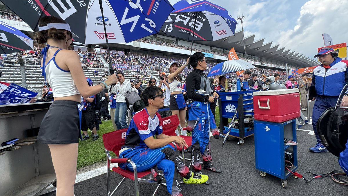 SUBARU_STI_MS's tweet photo. ◤#SUPERGT 第4戦富士◢ 
グリッドウォークが終わりましていよいよスタートです。今、かなり大粒の雨が降っています。荒れたレースとなりそうです。
61号車SUBARU BRZへのご声援よろしくお願いします！
▶︎決勝レースをLIVE配信中！
https://t.co/mfD5JGoU0g

#声援は力だ
#スーパーGT
#SUBARU
#BRZ https://t.co/FPnR3DxuYs