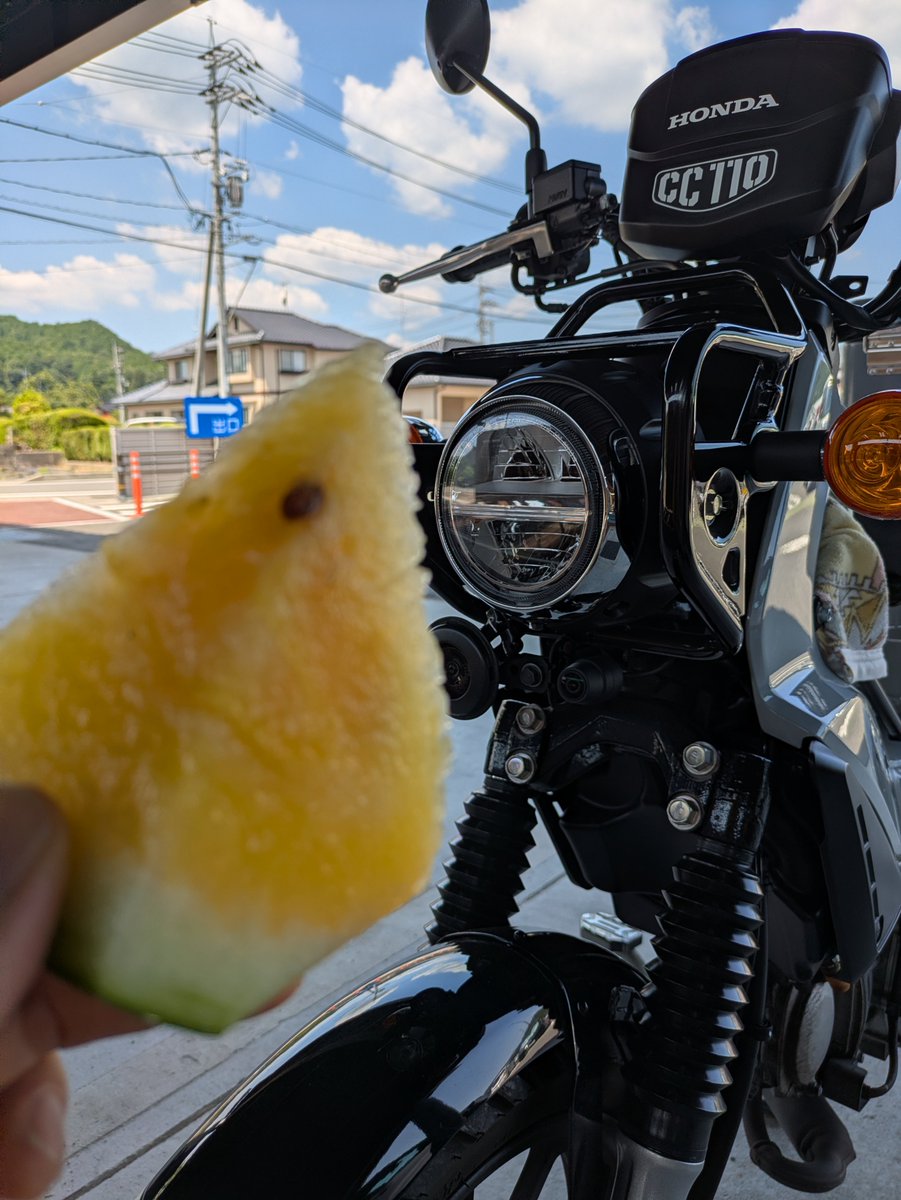300_urashima's tweet photo. 道の駅『三ツ矢の里あきたかた』でイベントやっていたので行ってみた。
スイカ食べたのいつぶりだろう？甘くて美味しかったな。 https://t.co/oeFsQQbWN8