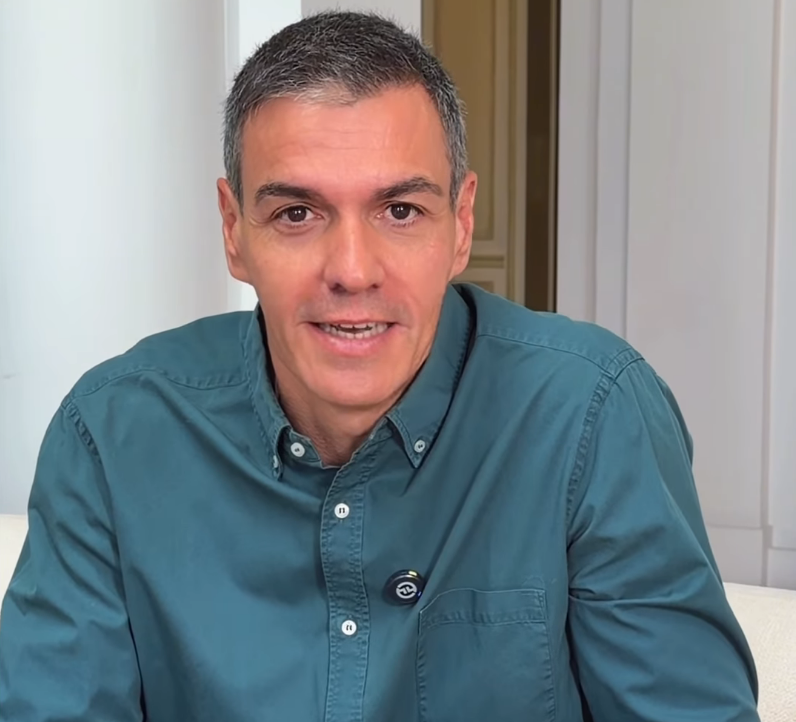 joan200011's tweet photo. "Pedro Sánchez i la seva «eclèctica» playlist d'estiu: Charli xcx, Madonna…"

Mitja Espanya, igual que Catalunya, ha cremat, crisi migratòria a Ceuta i aquest senyor, ahir, no té cap altra ocurrència que publicar la seva play list de Spotify. Han perdut la vergonya !!! https://t.co/CEzzq4anQX