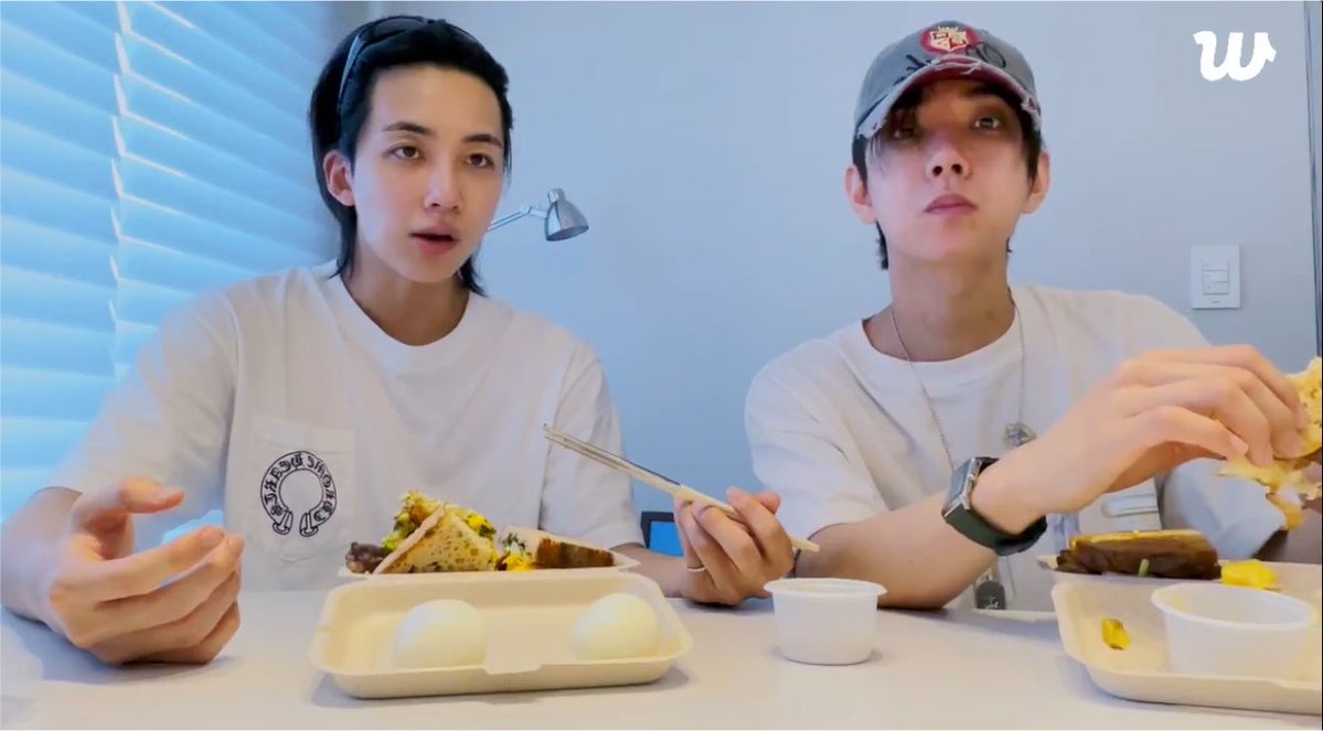 ayecheol's tweet photo. morning! woke up to jihan live! #lifeisGOOOOOD https://t.co/ceveQMXxgl