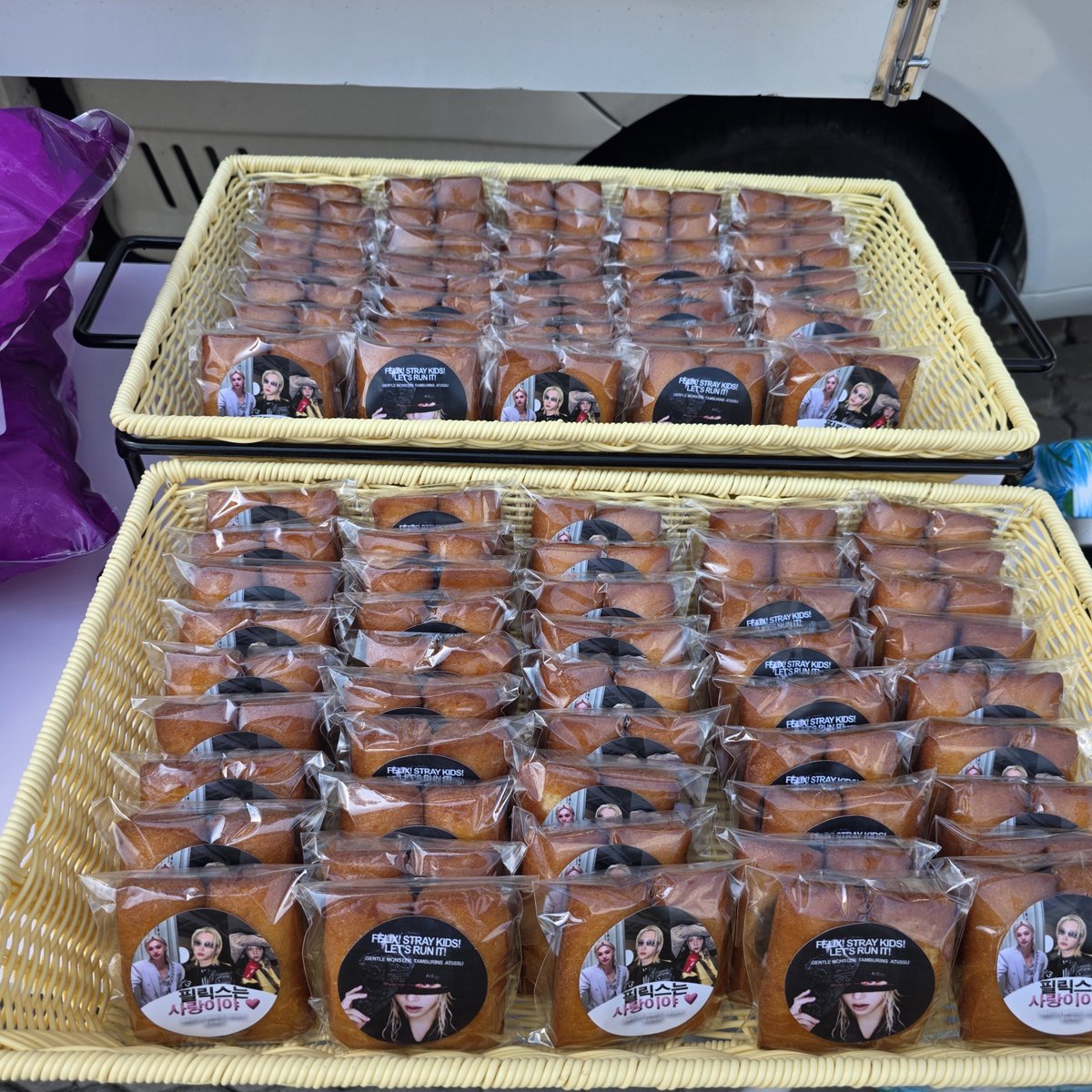 BbokRisma's tweet photo. IICOMBINED (GENTLE MONSTER, TAMBURINS, ATiiSSU) staff sent a food truck to the concert venue today to support their ambassador #FELIX https://t.co/gmuerqNP13
