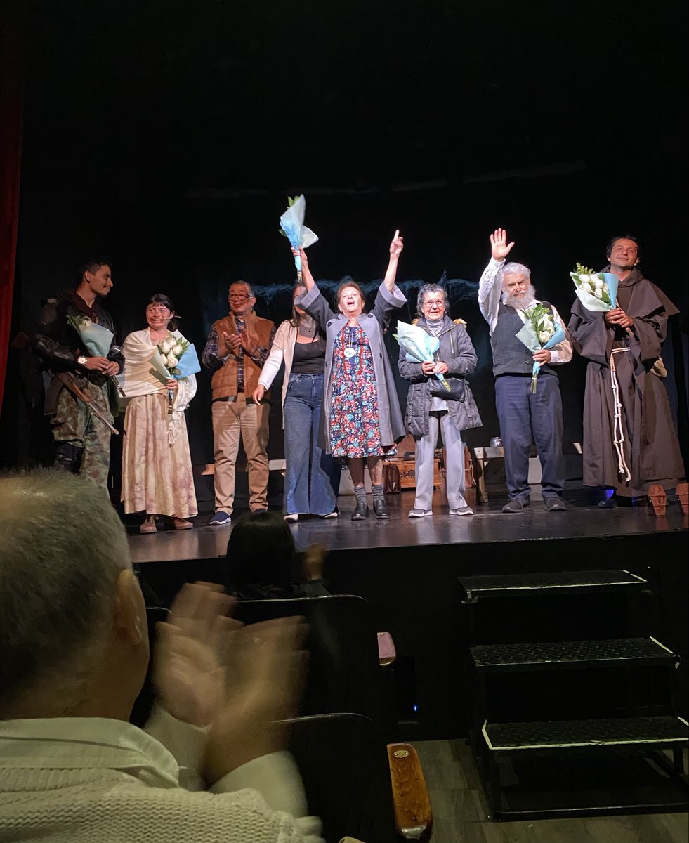 marisolpa2's tweet photo. Felicitaciones a Presidenta María Eugenia Penagos por una noche de teatro resplandeciente por el brillo intenso de la luna y los rostros de 2 actrices y 3 actores impecables, auténticos y comprometidos con la función social de la cultura en Colombia !! https://t.co/GE4cpyPEpy