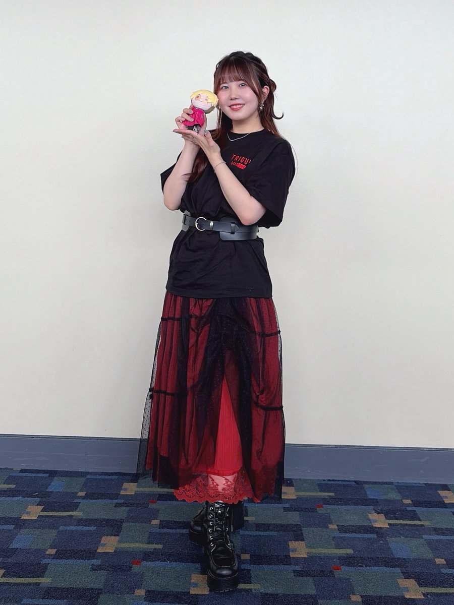 Ayamori_Chika's tweet photo. #TRIGUNSTARGAZE パネルステージ、ありがとうございました✨

衣装は紀伊國屋書店新宿本店にて本日まで開催中のPOP UP SHOPのグッズTシャツを着てみました❤️🖤

さくらさんからお預かりしたゔぁっぬさんもワシントンD.C.ではずっと一緒です🫶
明日のサイン会もよろしくお願いいたします!
#Otakon2026 https://t.co/lwBPCgrpJ1