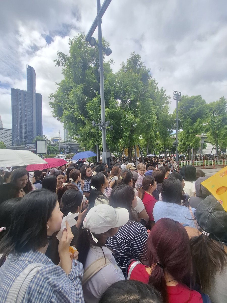 chubapie's tweet photo. The crowd and the line... omg 😭 The fact that even the staff said today's turnout is 2–3 times bigger than yesterday's, just by looking at it... is actually insane.

I really hope everything goes smoothly today and, please... no rain 🥺🤍

https://t.co/wC744Crudx https://t.co/6Ty4jxvBEy