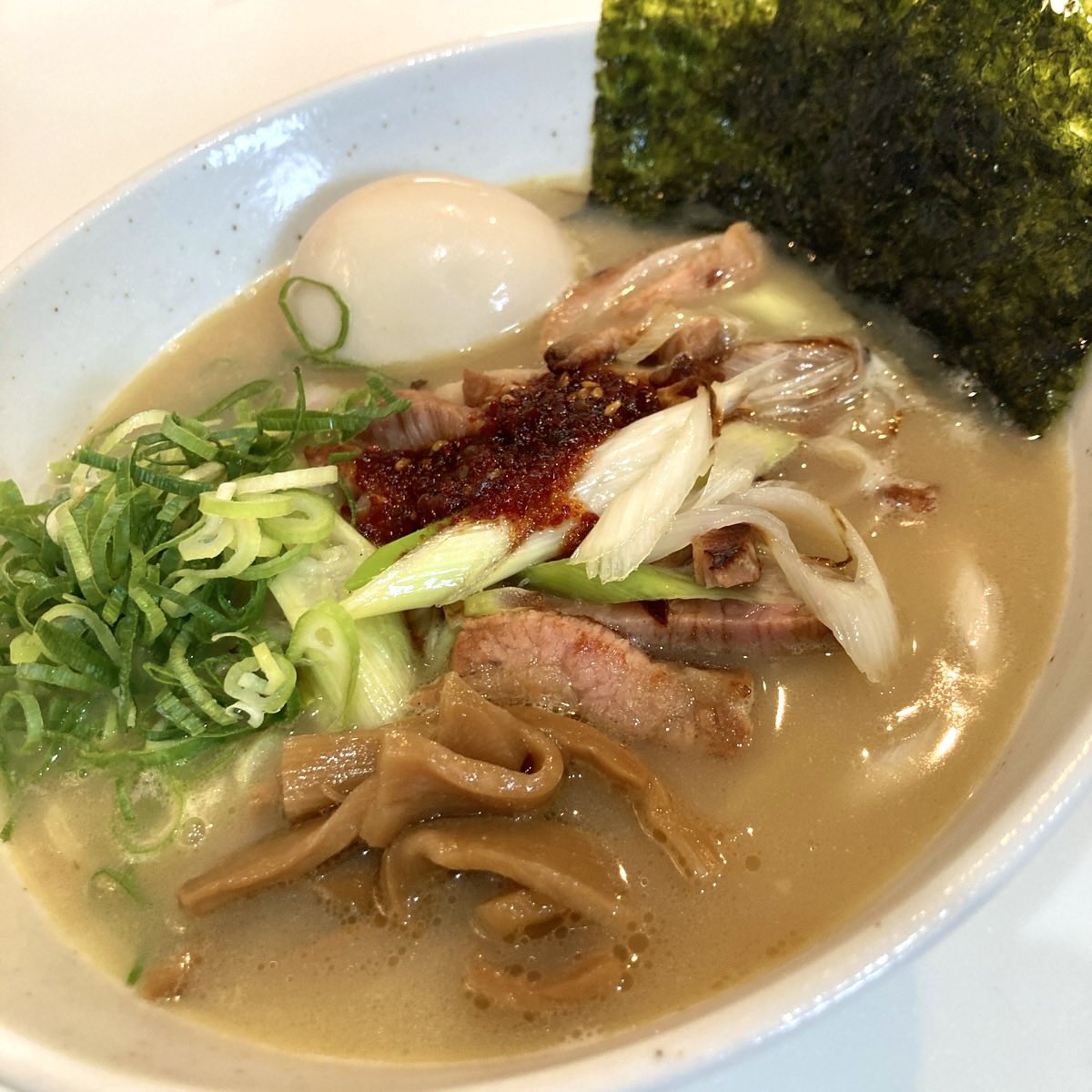 ogatanks's tweet photo. 油ネギ焼豚のせ鶏白湯ラーメン🍜
日清の麺達シリーズは太麺一択や思う！ https://t.co/2m6BG8z7hw