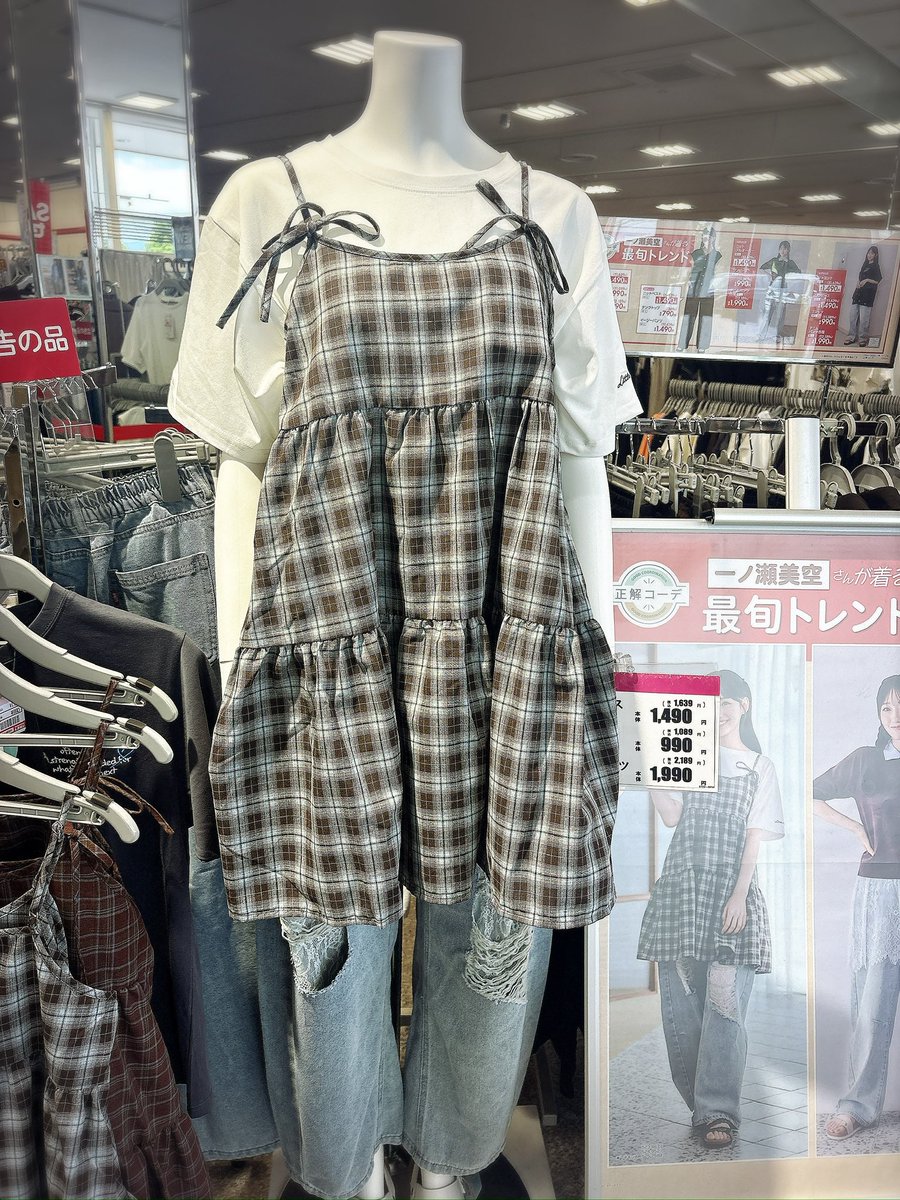 akkiito's tweet photo. この服の色味可愛いと思って横にあるポスターもこうやって着こなすんだと思って撮ったんだけどなんの加工もマジでしてないんだけどなんでこんな風に映っちゃったのかな…？ https://t.co/AD4j5umpDq