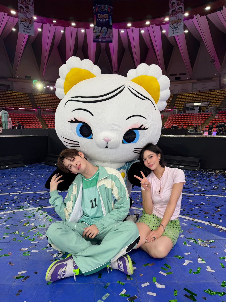 kerdomundi's tweet photo. แม่ย่าดีใจอีหลี จุ้มเจซี่เฮามีรูปครอบครัวนำเขาจั้กเทือละเด้อ อี่นางน้อยหน่า ลูกสาวคนเดียวของบักเจ๋ม เพิ่นใหญ่จนเป็นพ่อใหญ่แล้วติ มื้อนี้มีลูกเป็นของเจ้าของแล้วกะบ่เหงา ย่าศรีกะอยู่เลี้ยงหลานนำข้อยไปโดนเด้อ อย่าฟ่าวถิ่ม เดือนนี้ละครเพิ่นฉายละ เป๋นโต๋ร้ายแฮงละม้างนิ จังใด๋กะฝากละครลูกชาย ละครหลานข้อยเด้อ บ่แน่อี่นางน้อยกะยัยหมีเป้วสิมารับเชิญจั้กซีนสองซีน ถ่าเบิ่งเด้อนางเด้อ✌🏻🤍🌼

DOMUNDI SPORTS 2026
#DMDSportsDay2026