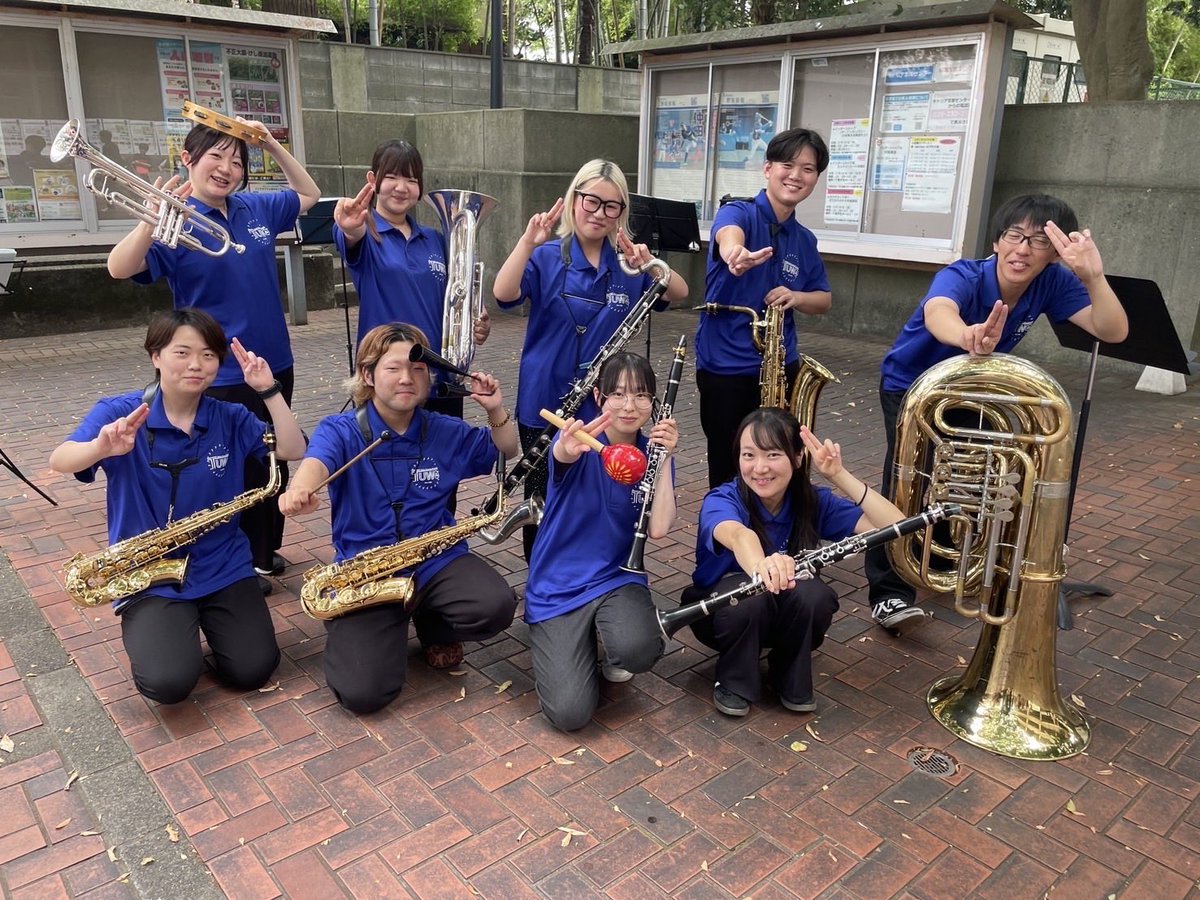 tuwo001's tweet photo. こんにちは🎶
本日、本学のオープンキャンパスにて
｢宝島｣や「好きすぎて滅！」など、計7曲を演奏しました！
暑い中聞いてくださりありがとうございました！

今後もときわ祭や定演などイベントが目白押しなのでぜひ注目してくださいね👀✨

来年皆さんと一緒に演奏できることを楽しみにしています🫶 https://t.co/GGBODWTFJl