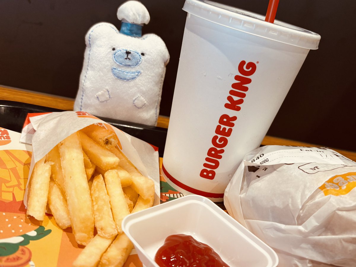 BirthSeventh's tweet photo. 冷房が効いた店内で、BBQバーガーをキンキンに冷えたコーラで流し込むハピネスな時間を過ごしている。これが文明の光。ハレルヤ。 https://t.co/wr3gF4blFB
