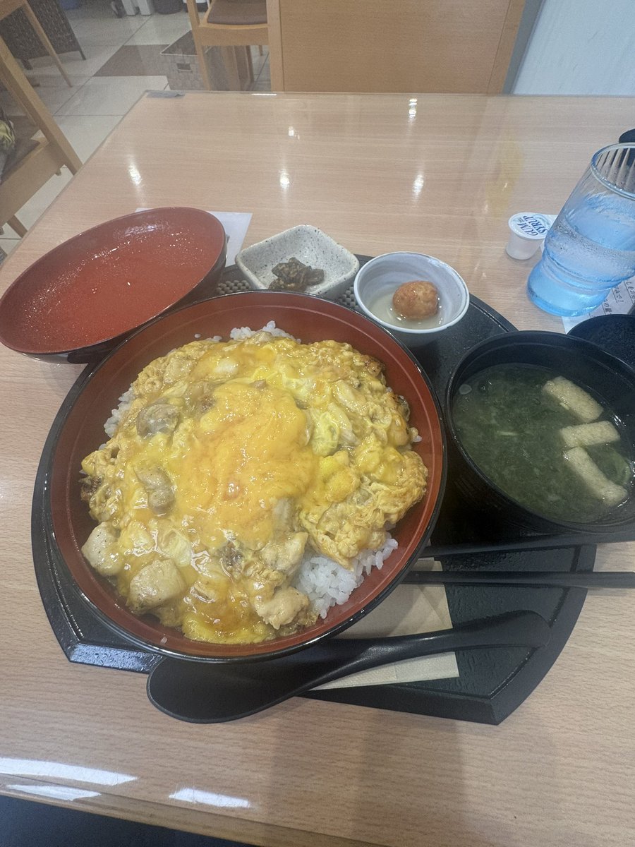 drazaru3090's tweet photo. 昼食に珍しくシャモの親子丼🤣

 #匠シルク親子丼 https://t.co/Rnfo5bnSig